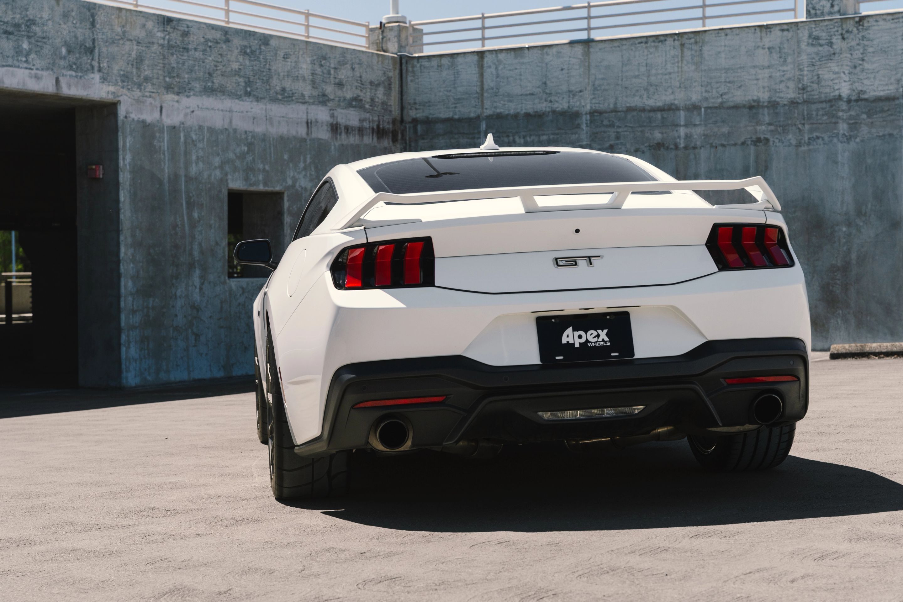 White Ford S650 Mustang GT with 18" VS-5 Apex wheels in Anthracite