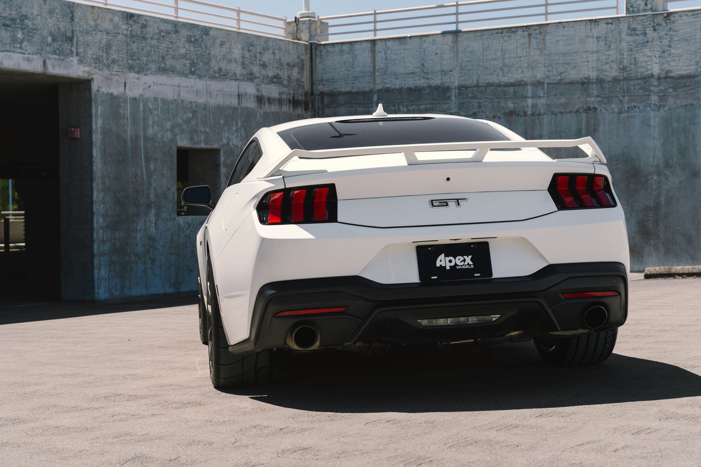 White Ford S650 Mustang GT with 18" VS-5 Apex wheels in Anthracite