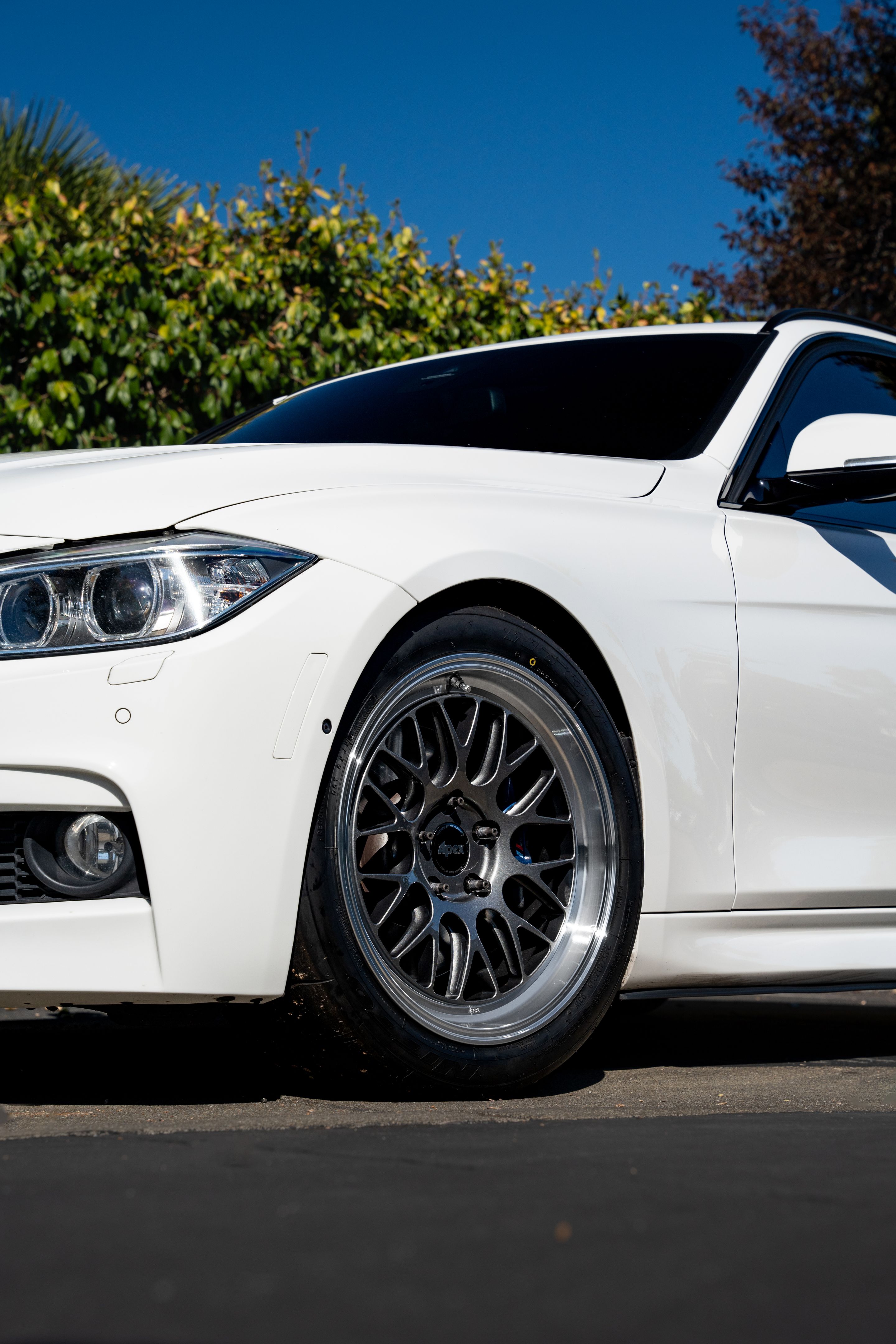 White BMW F31 Wagon 3 Series with 18" ML-10RT Apex wheels in Machined Lip Anthracite