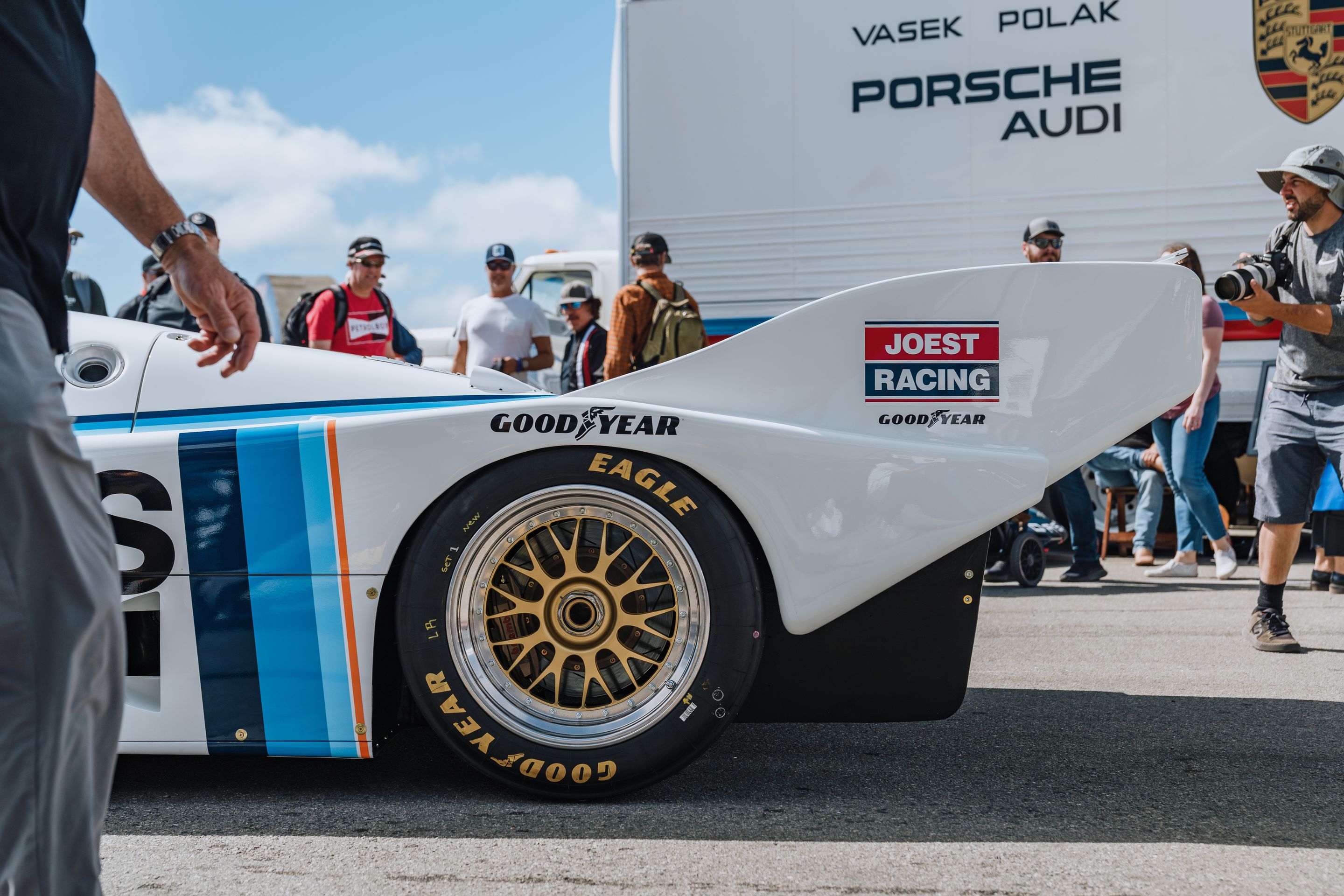 White Porsche 911 996 GT2 with 18" EC-7RS Apex wheels in Anthracite