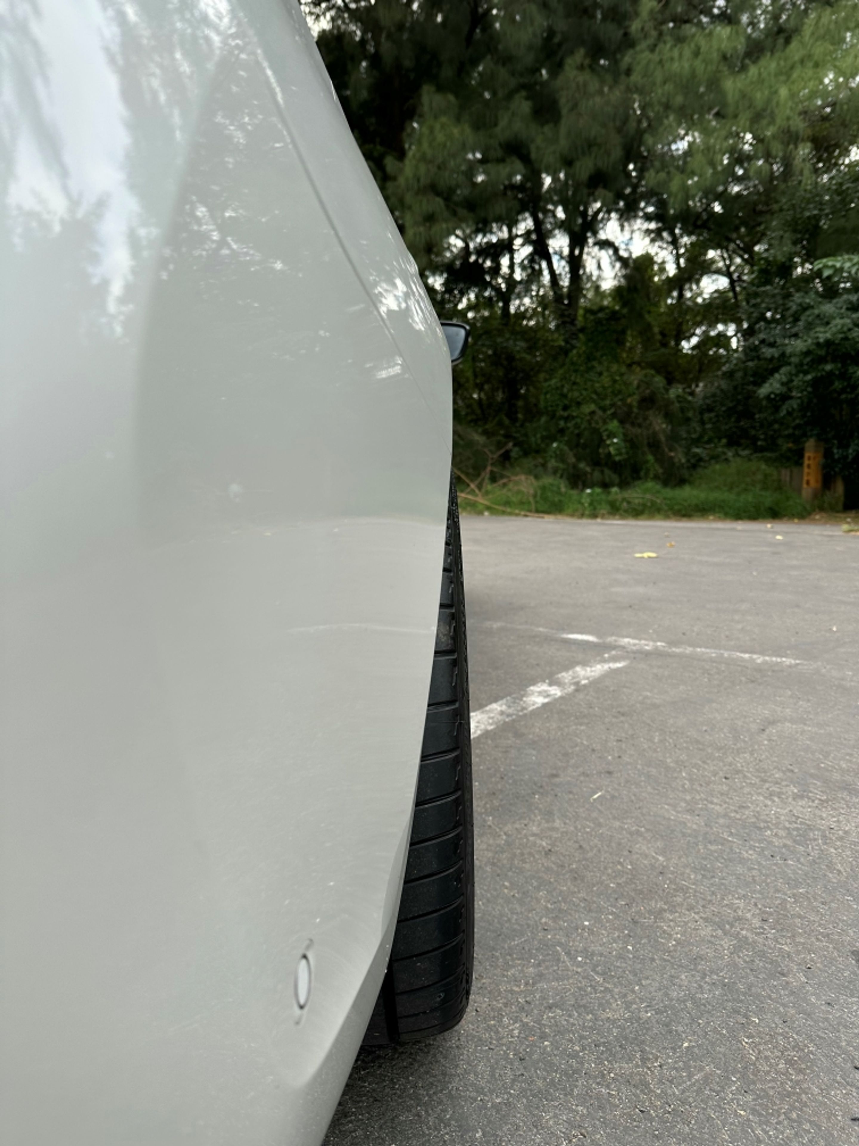 White BMW G21 Wagon 3 Series with 20" VS-5RS Apex wheels in Satin Black