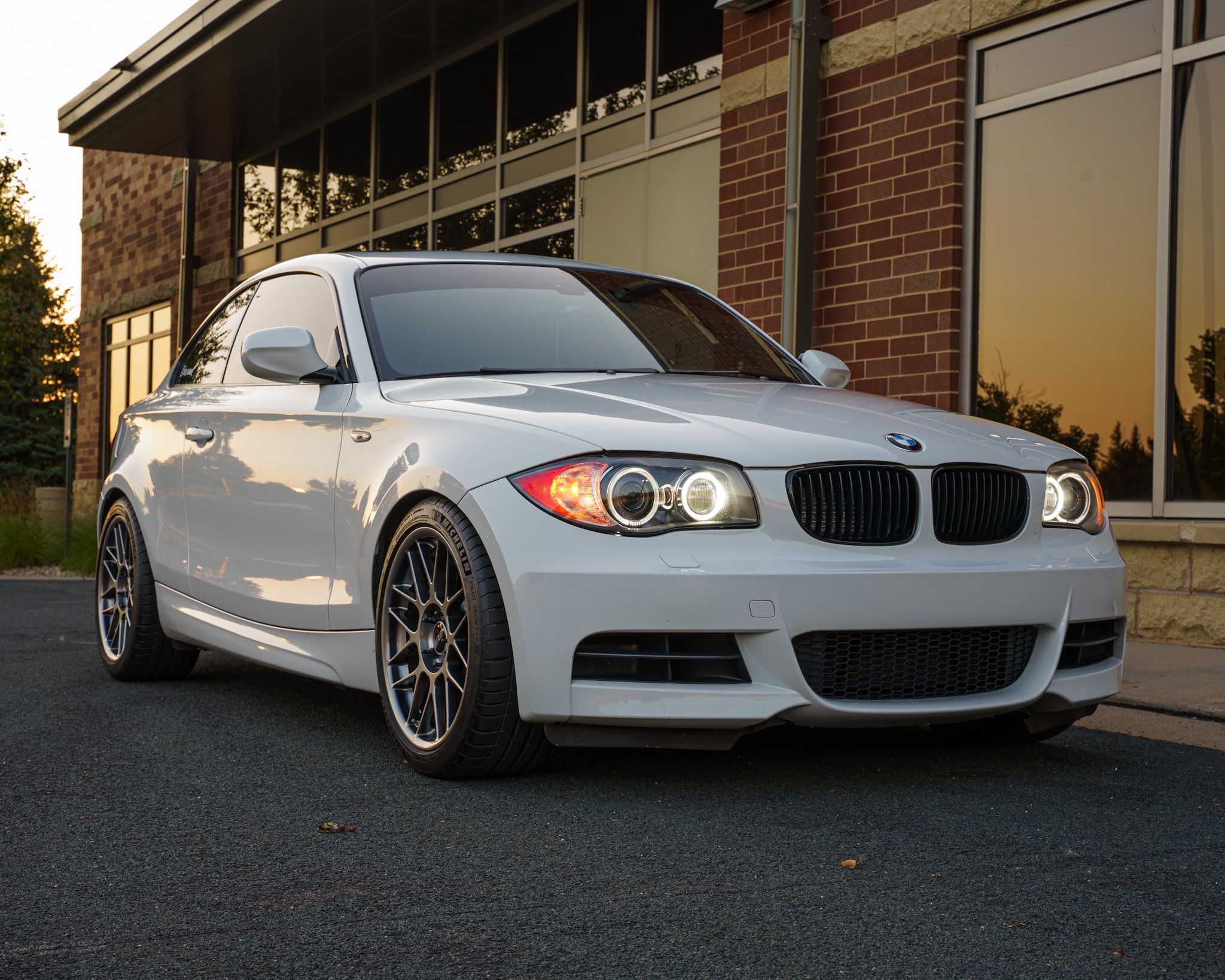 White BMW E82 Coupe 1 Series with 18" ARC-8 Apex wheels in Anthracite