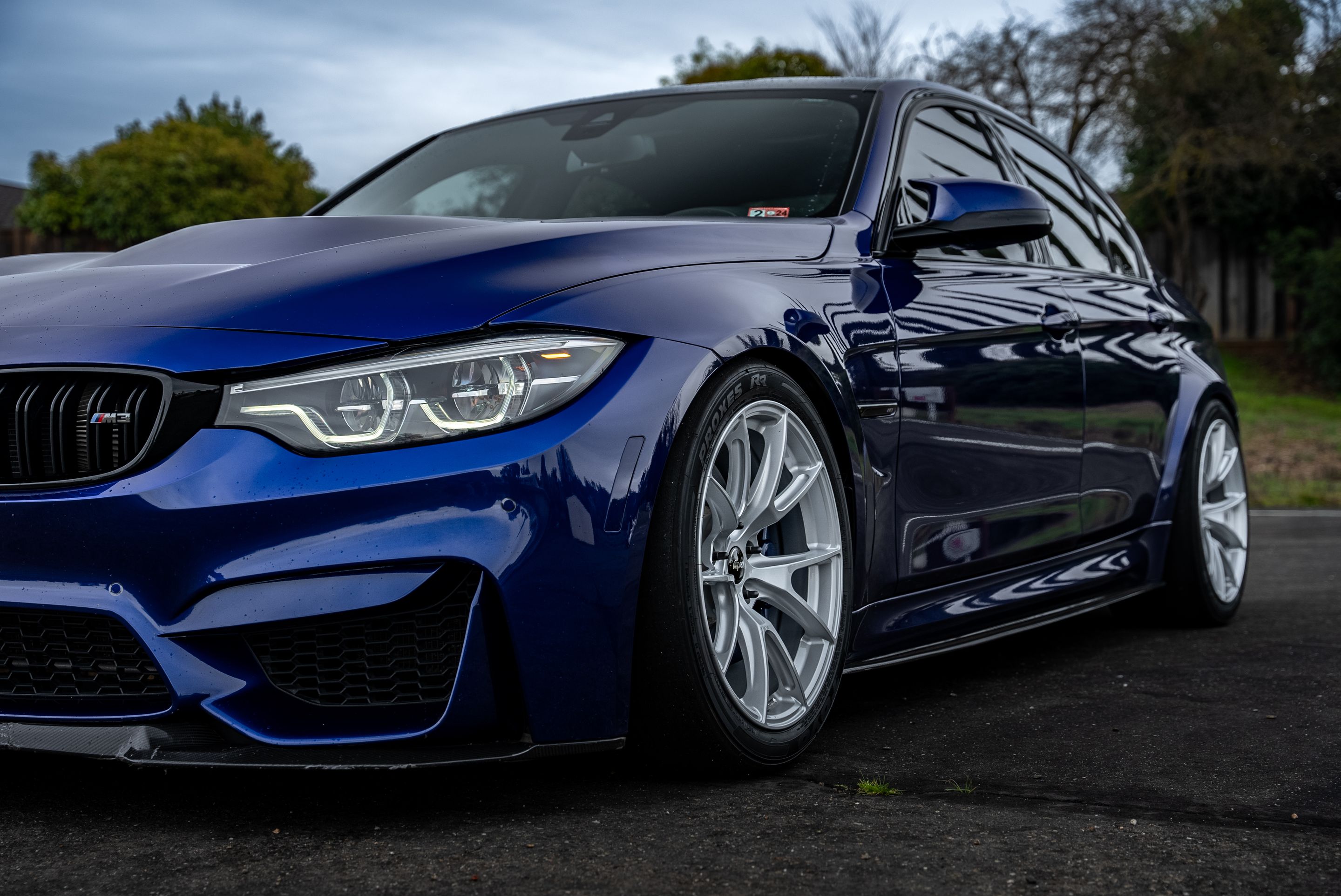 Blue BMW F80 M3 with 18" VS-5 Apex wheels in Race Silver