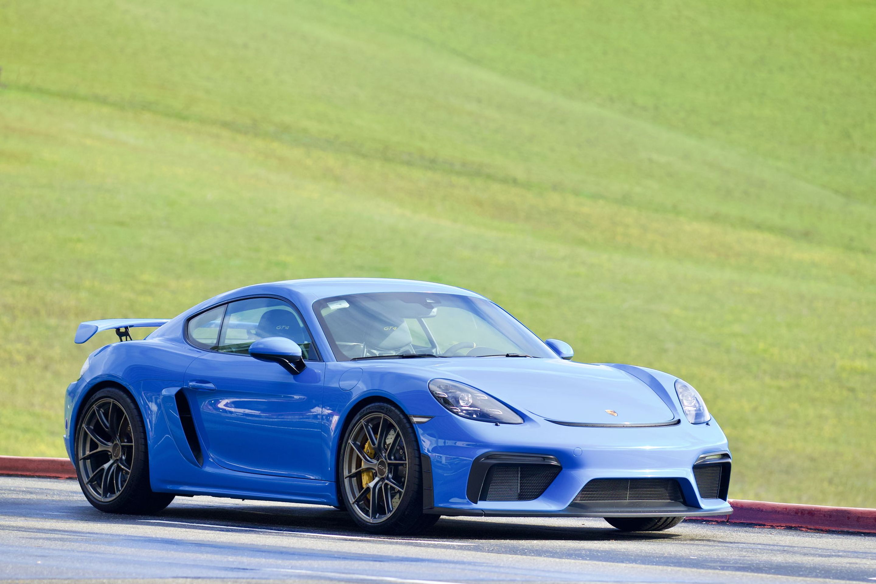 Blue Porsche 718 Cayman GT4 with 20" VS-5RS Apex wheels in Anthracite