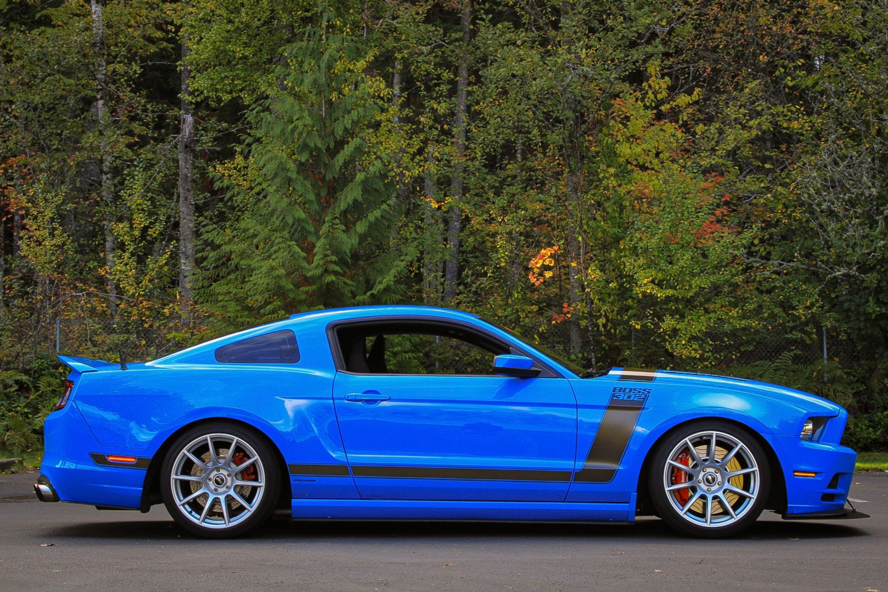 Blue Ford S197 Mustang Boss 302 with 19" SM-10 Apex wheels in Race Silver