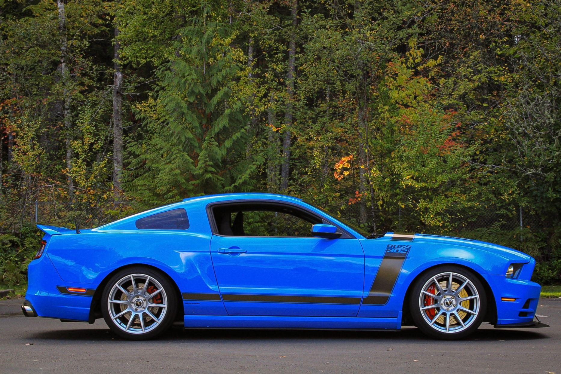 Blue Ford S197 Mustang Boss 302 with 19" SM-10 Apex wheels in Race Silver