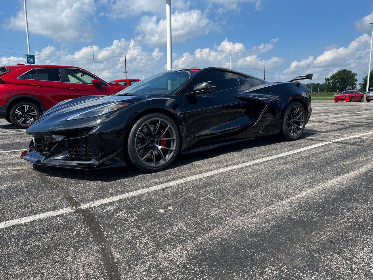 Black Chevrolet C8 Corvette Z06 with 19" VS-5RE Apex wheels in Anthracite
