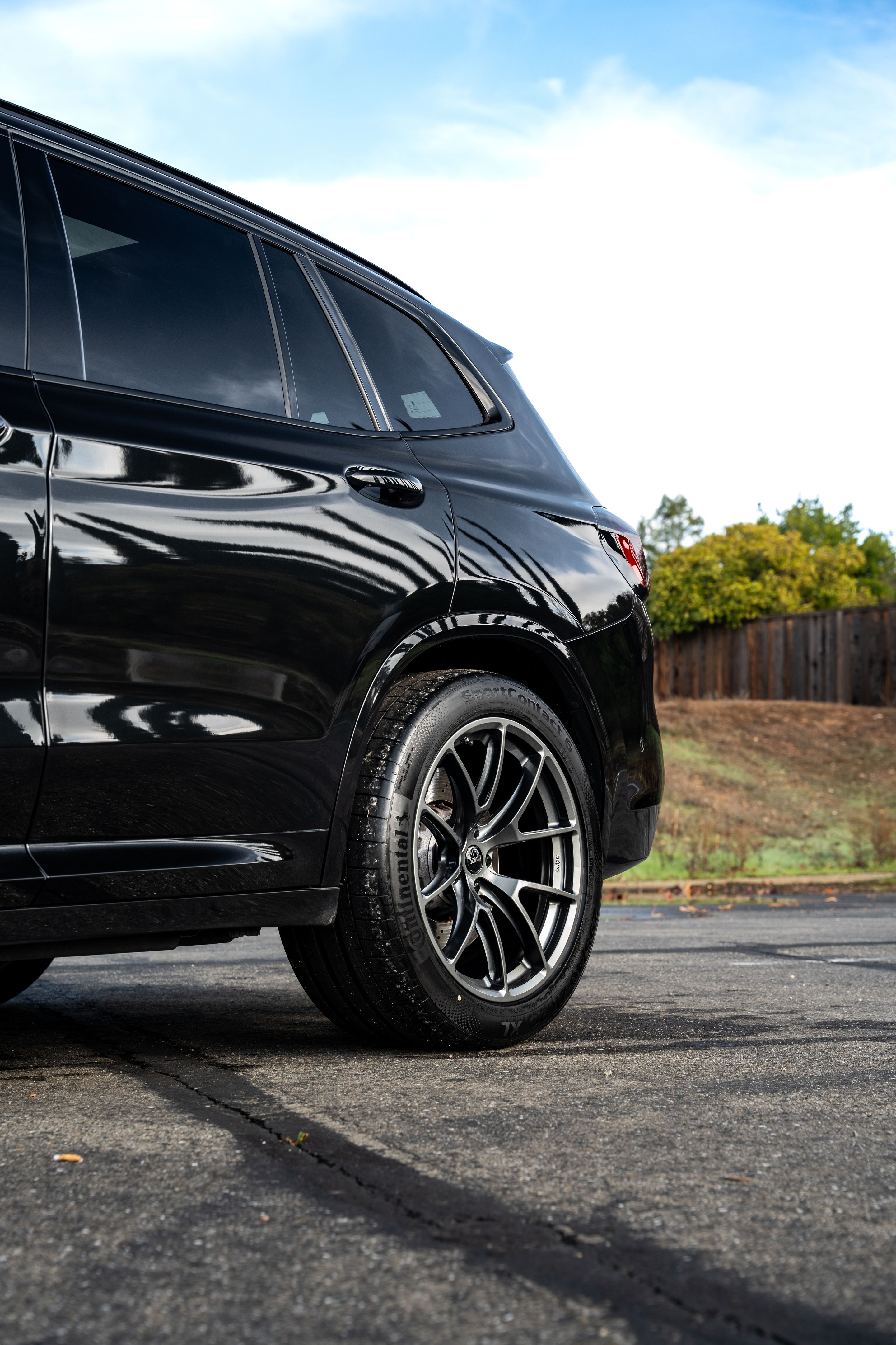 Black BMW F97 X3M with 20" VS-5RX Apex wheels in Anthracite