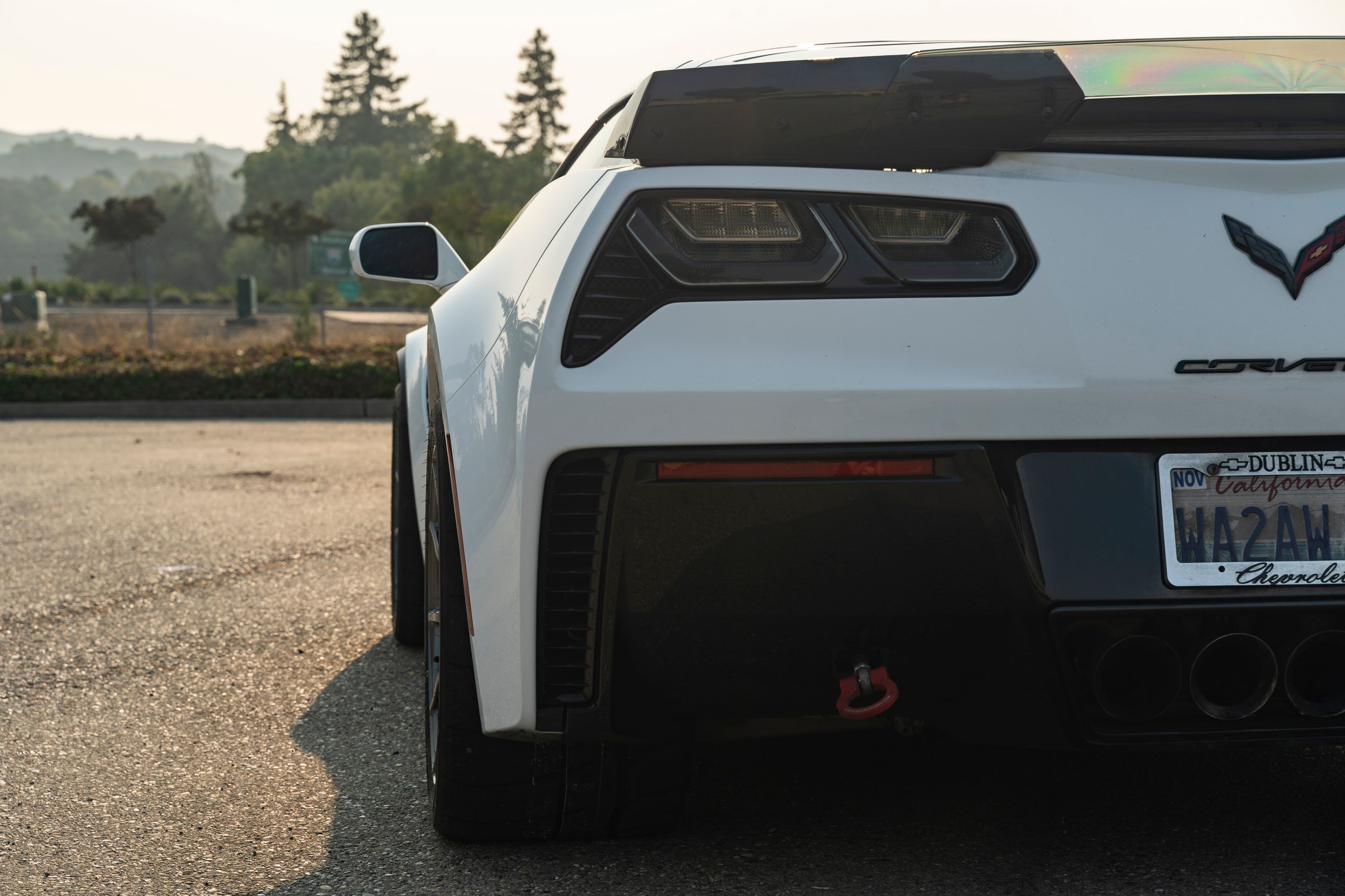 White Chevrolet C7 Corvette Z06 with 18" SM-10 Apex wheels in Anthracite