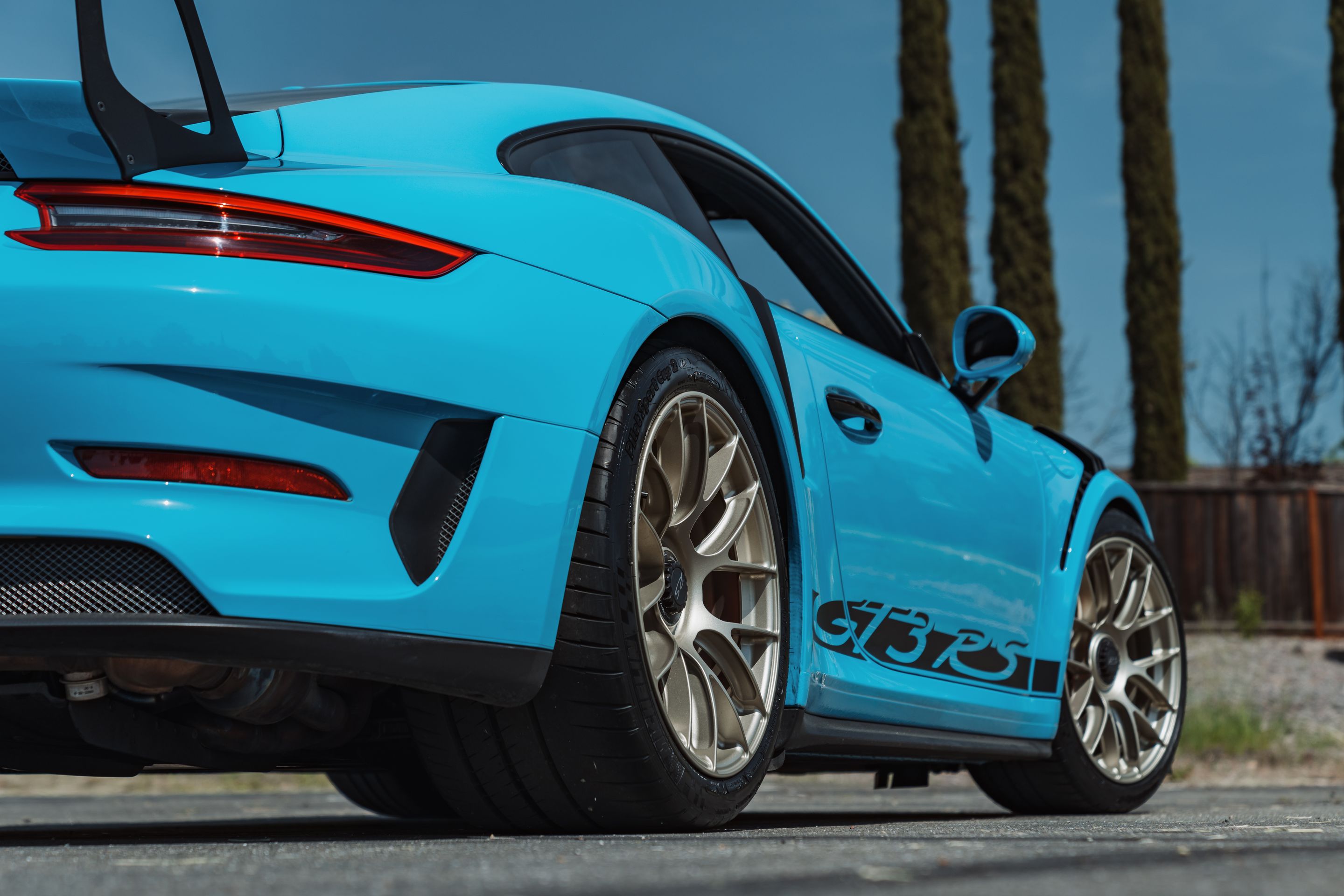 Blue Porsche 911 991.2 GT3 RS with 19" EC-7RS Apex wheels in Motorsport Gold