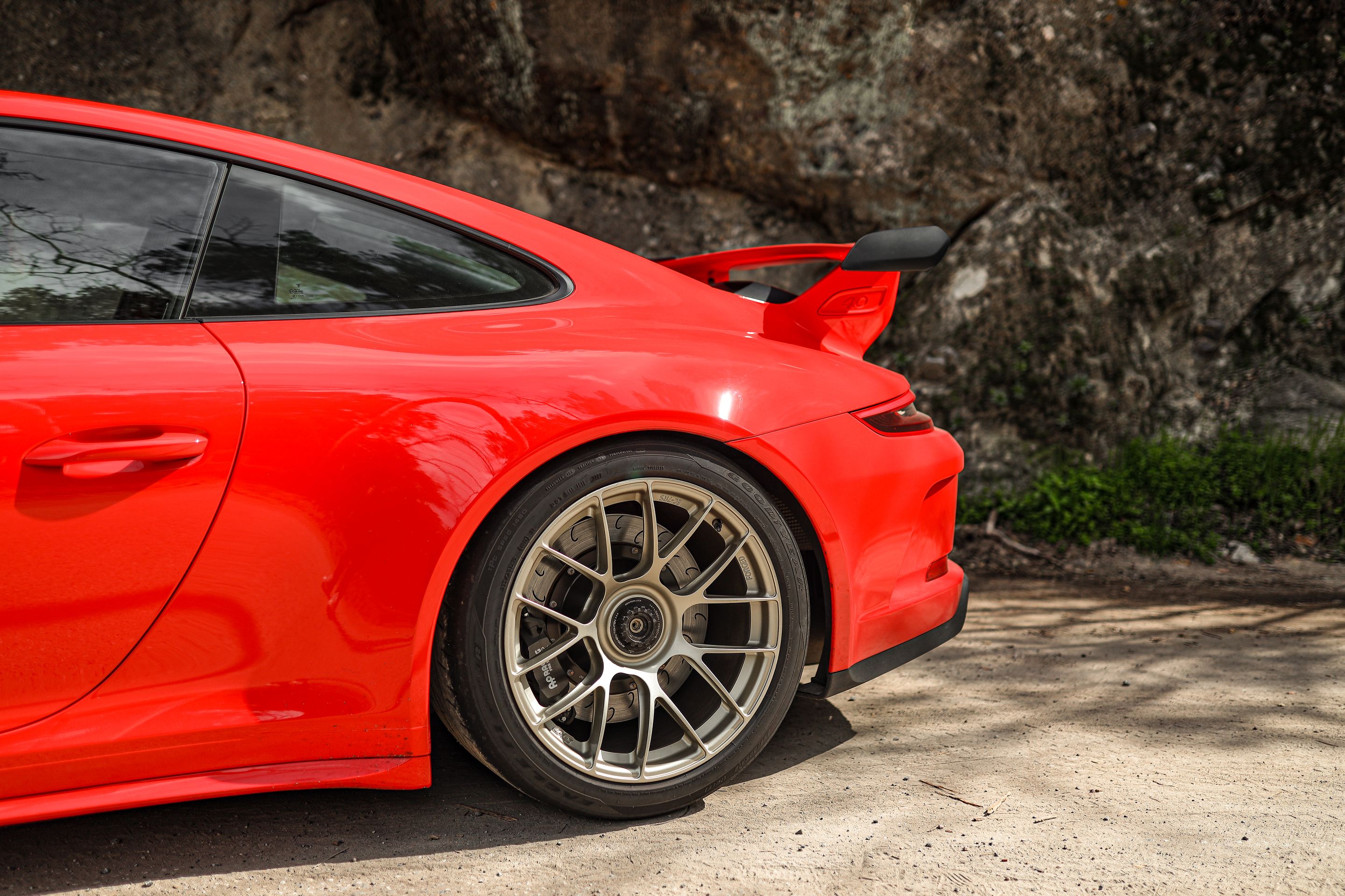 Red Porsche 911 991.2 GT3 with 19" EC-7RS Apex wheels in Motorsport Gold