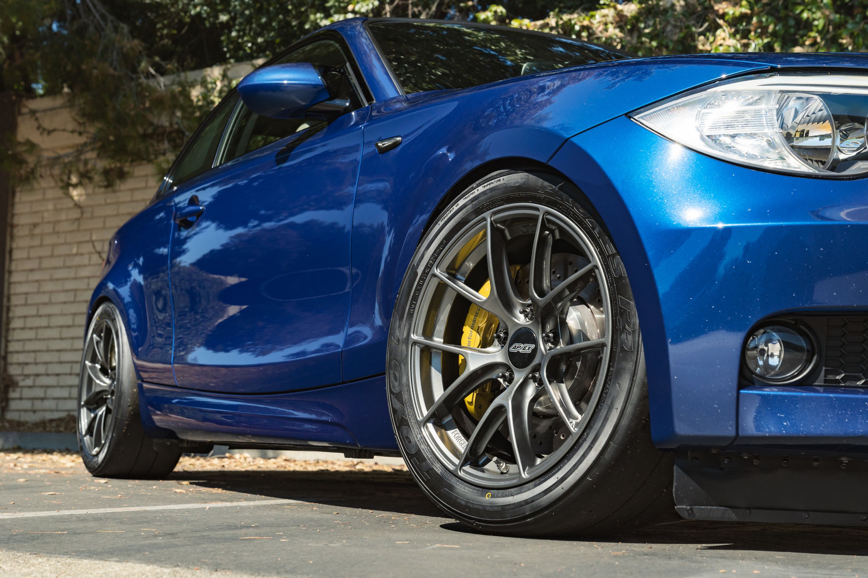 Blue BMW E82 Coupe 1 Series with 17" VS-5RS Apex wheels in Anthracite