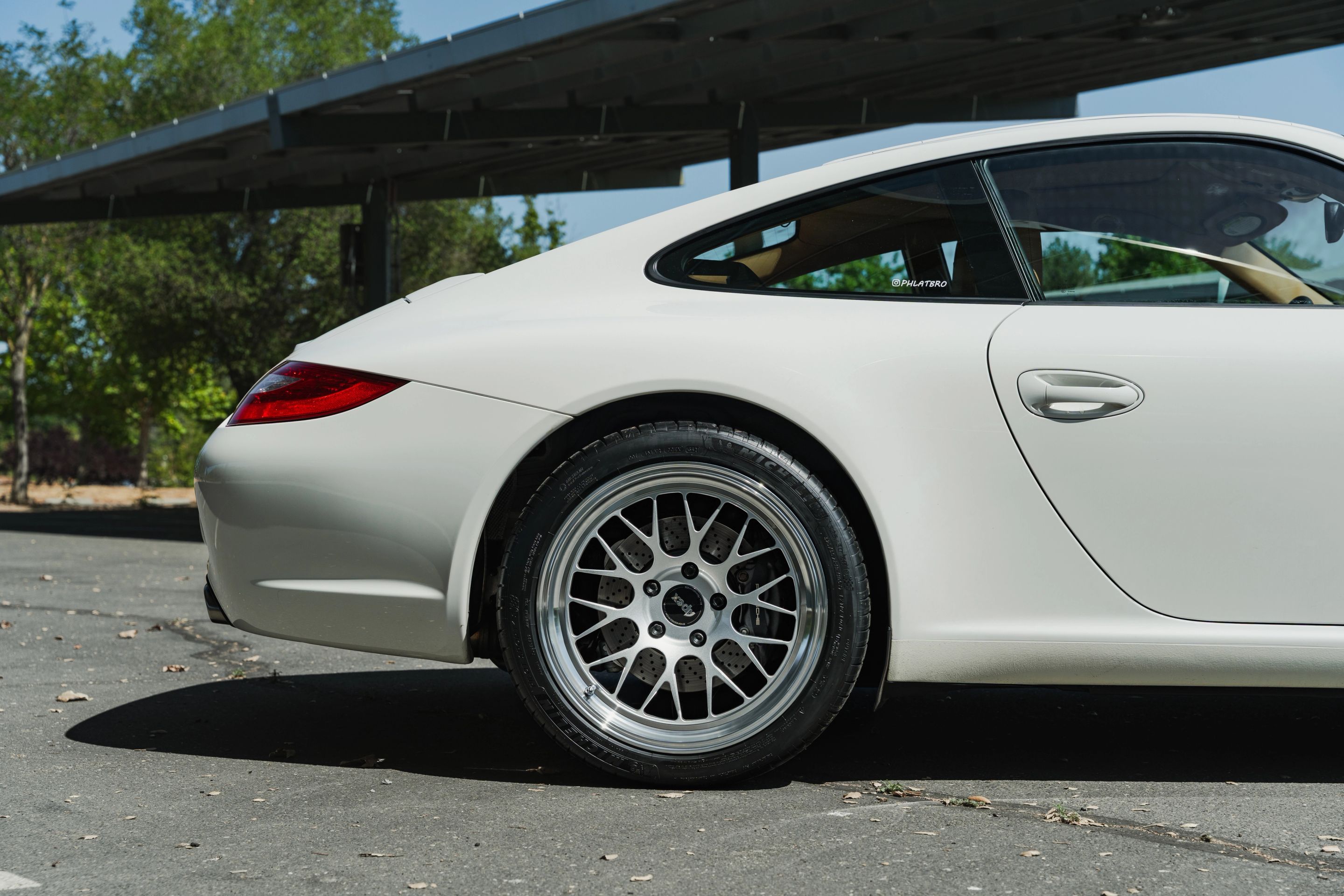White Porsche 911 997 Carrera with 19" ML-10RT Apex wheels in Machined Lip Race Silver