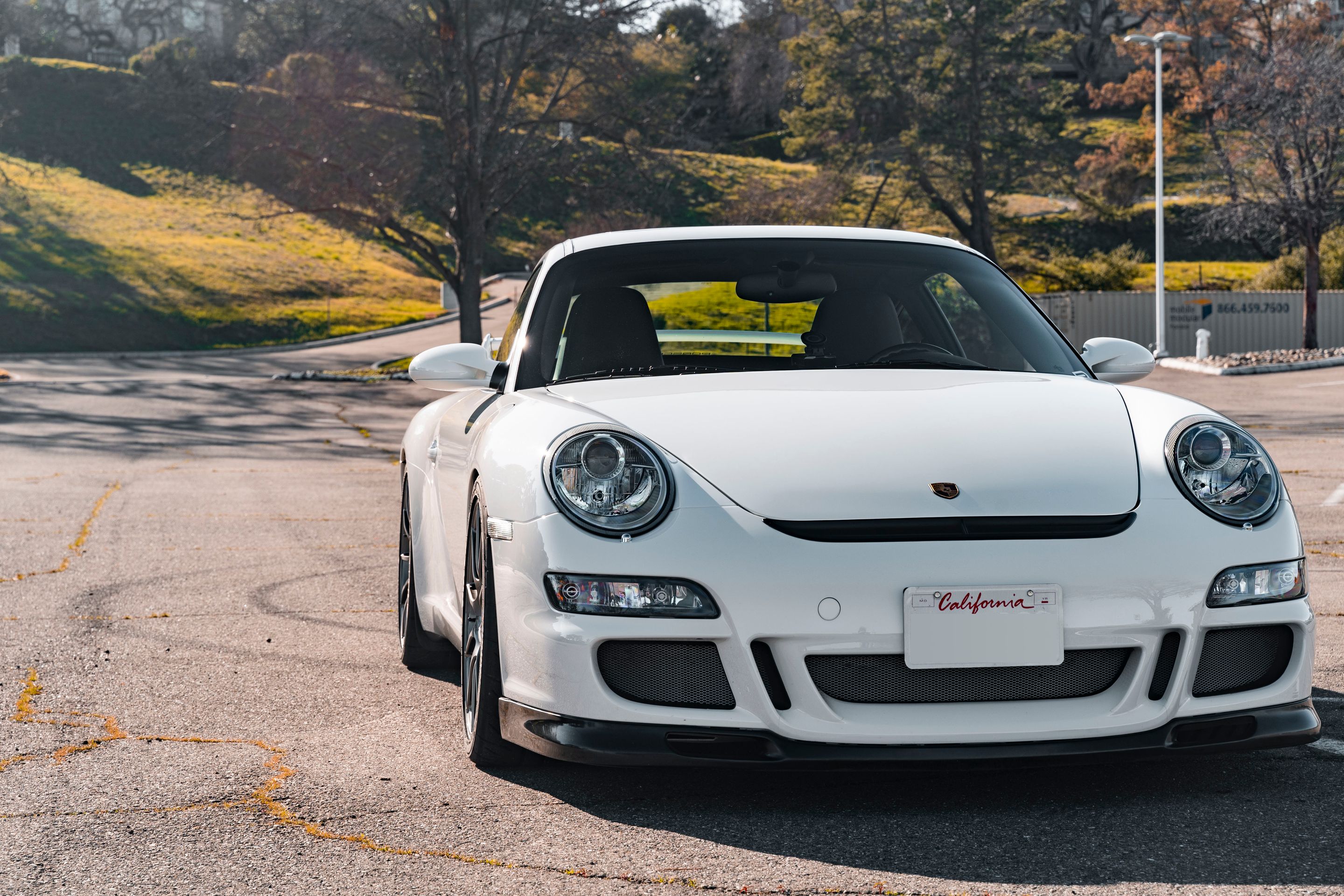 White Porsche 911 997 GT3 with 19" SM-10 Apex wheels in Anthracite