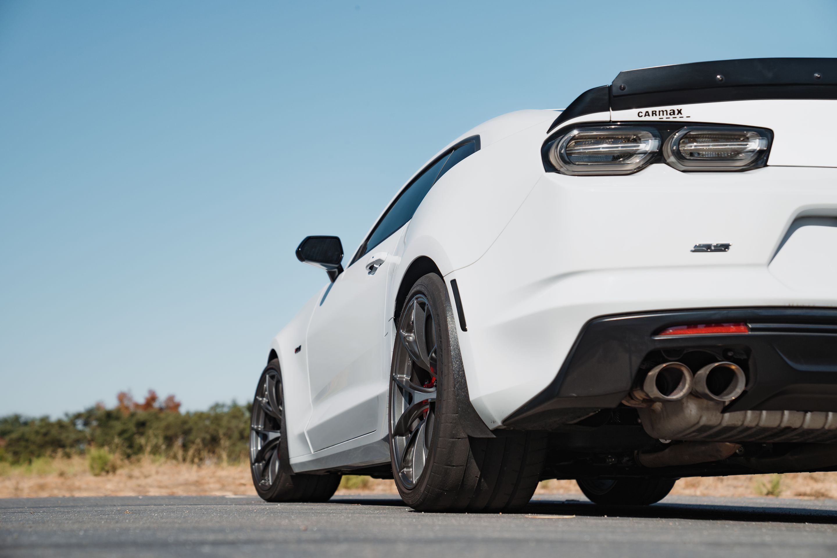 White Chevrolet 6th Gen Camaro SS 1LE with 20" VS-5RS Apex wheels in Anthracite