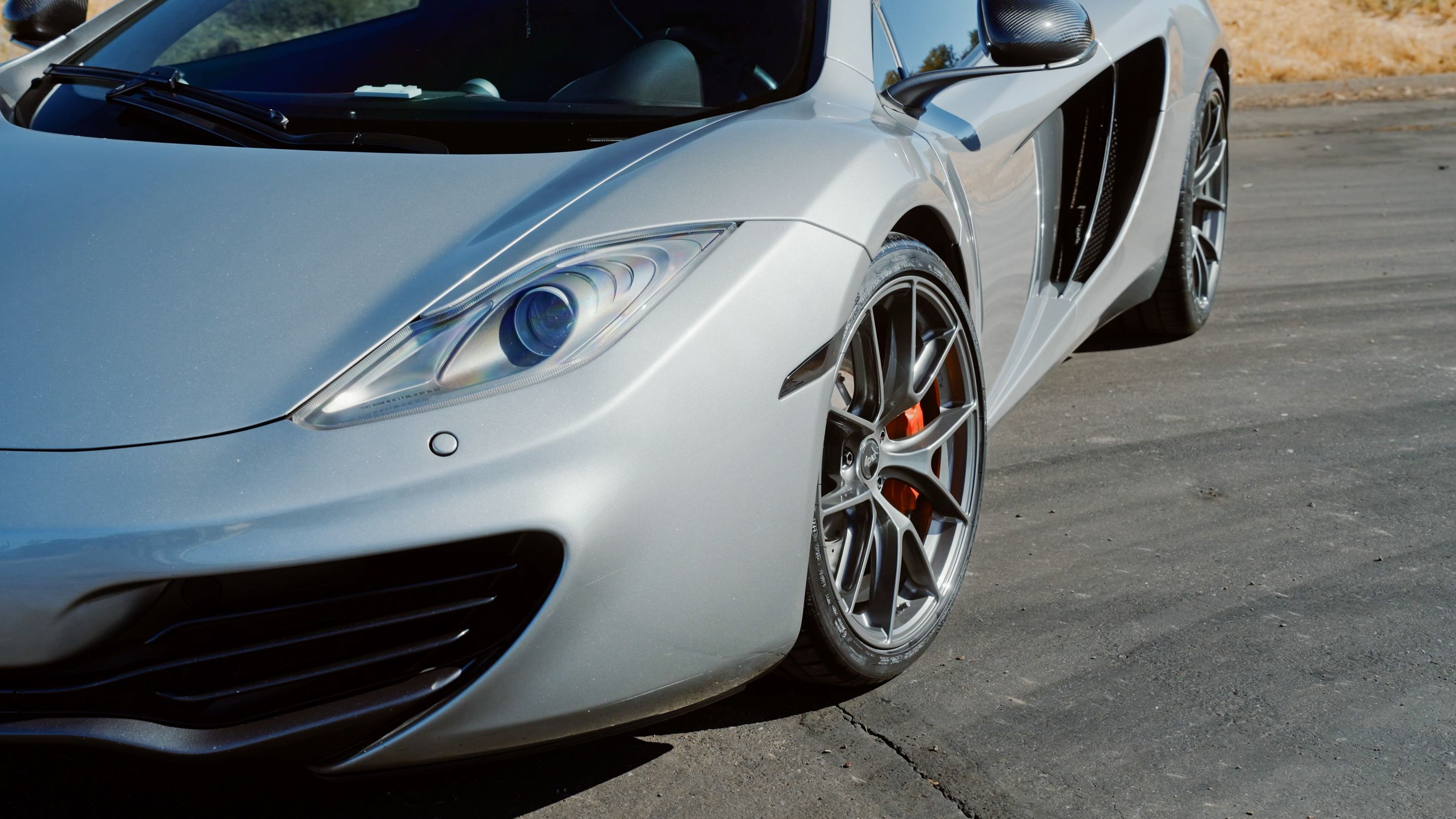 Silver McLaren MP4-12C with 19"/20" VS-5RS Apex wheels in Anthracite