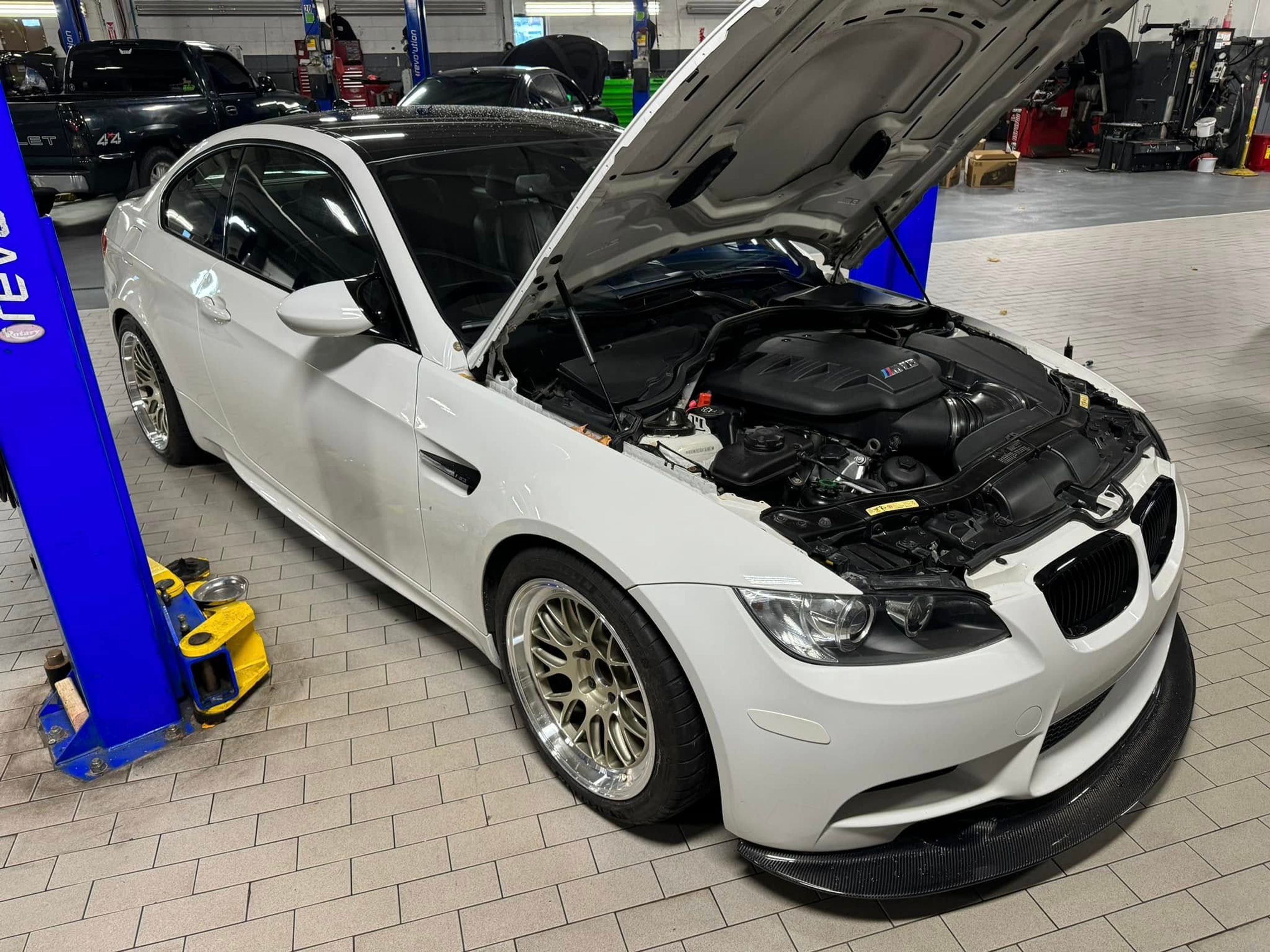 White BMW E92 Coupe M3 with 18" ML-10RT Apex wheels in Machined Lip Gloss Motorsport Gold