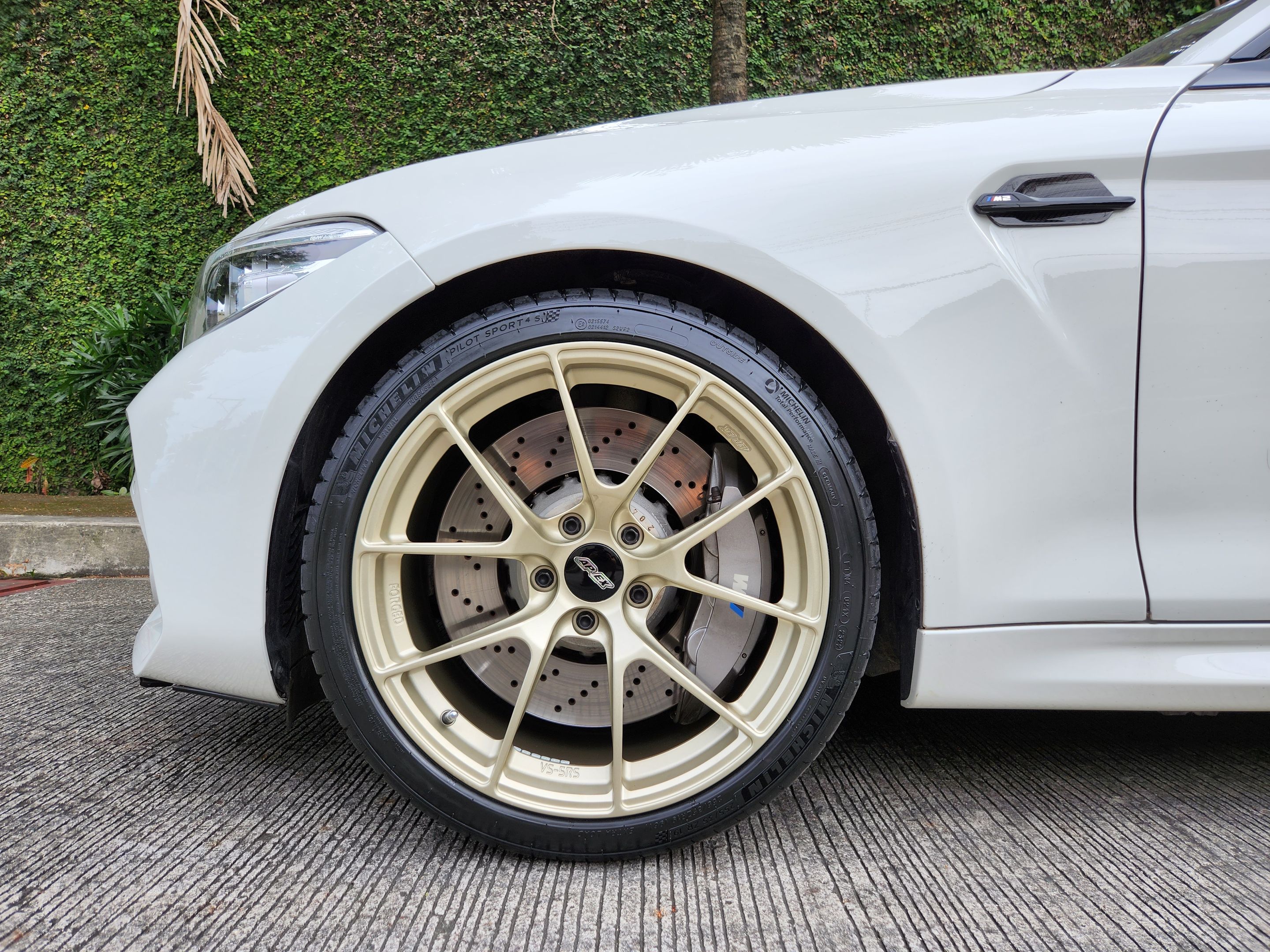 White BMW F87 M2 with 19" VS-5RS Apex wheels in Motorsport Gold