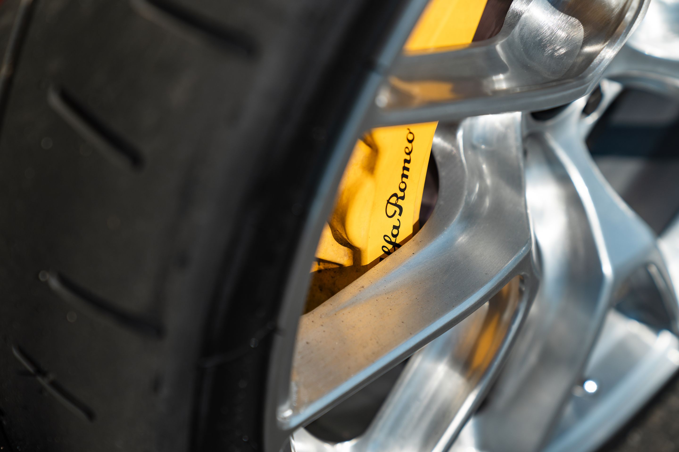 Red Alfa Romeo Giulia Quadrifoglio with 19" VS-5RS Apex wheels in Brushed Clear