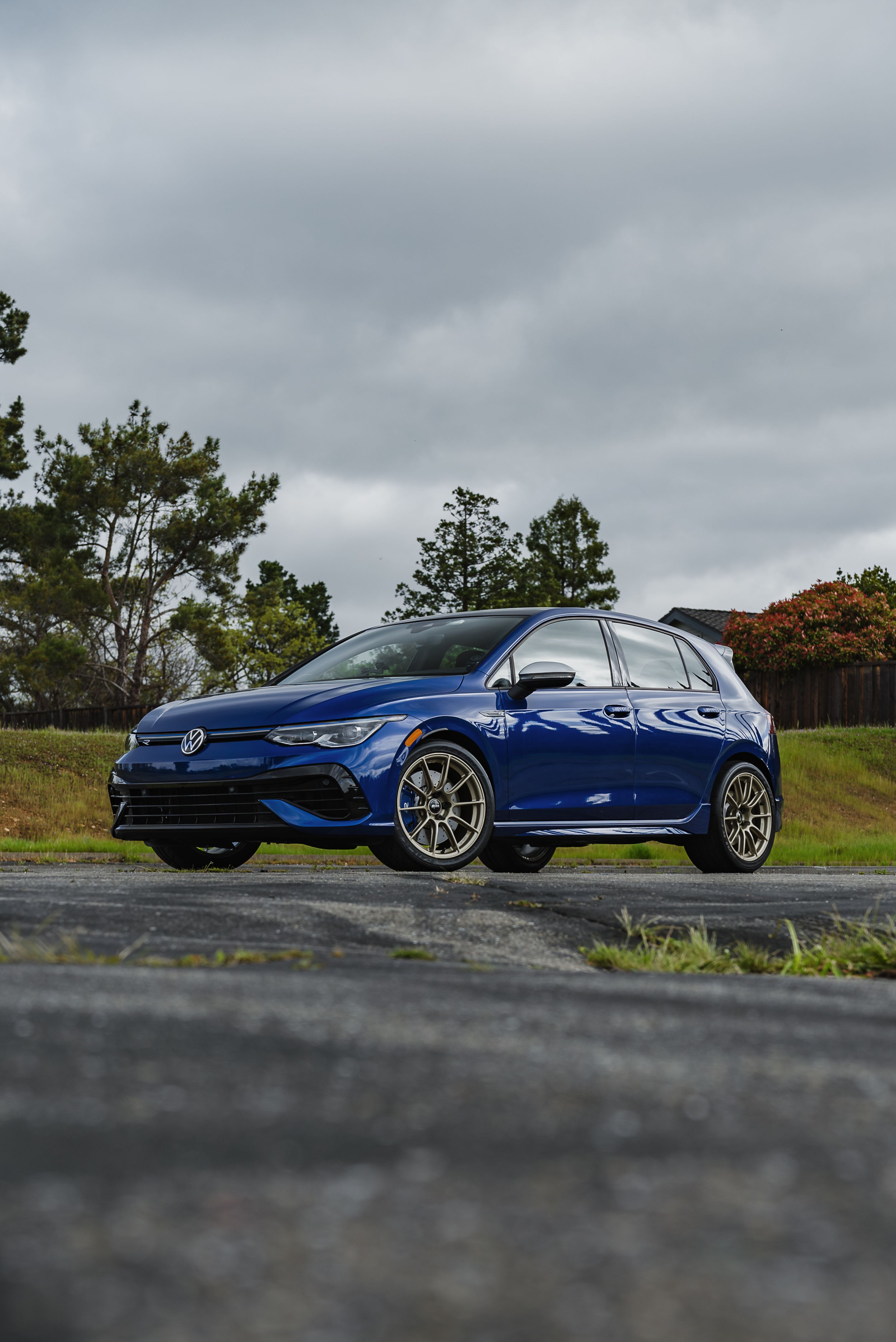 Blue VW MK8 Golf R with 18" SM-10RS Apex wheels in Motorsport Gold