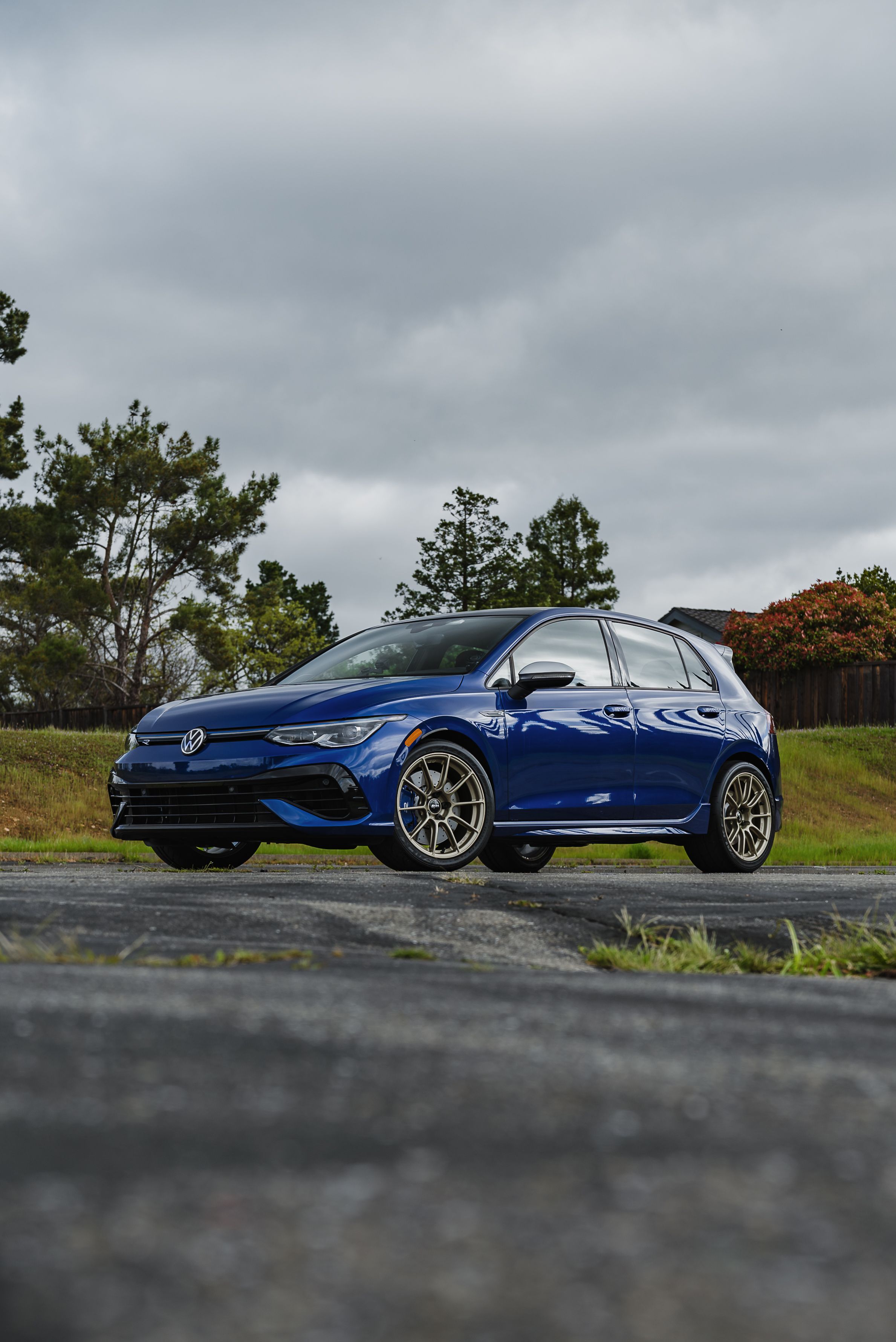 Blue VW MK8 Golf R with 18" SM-10RS Apex wheels in Motorsport Gold