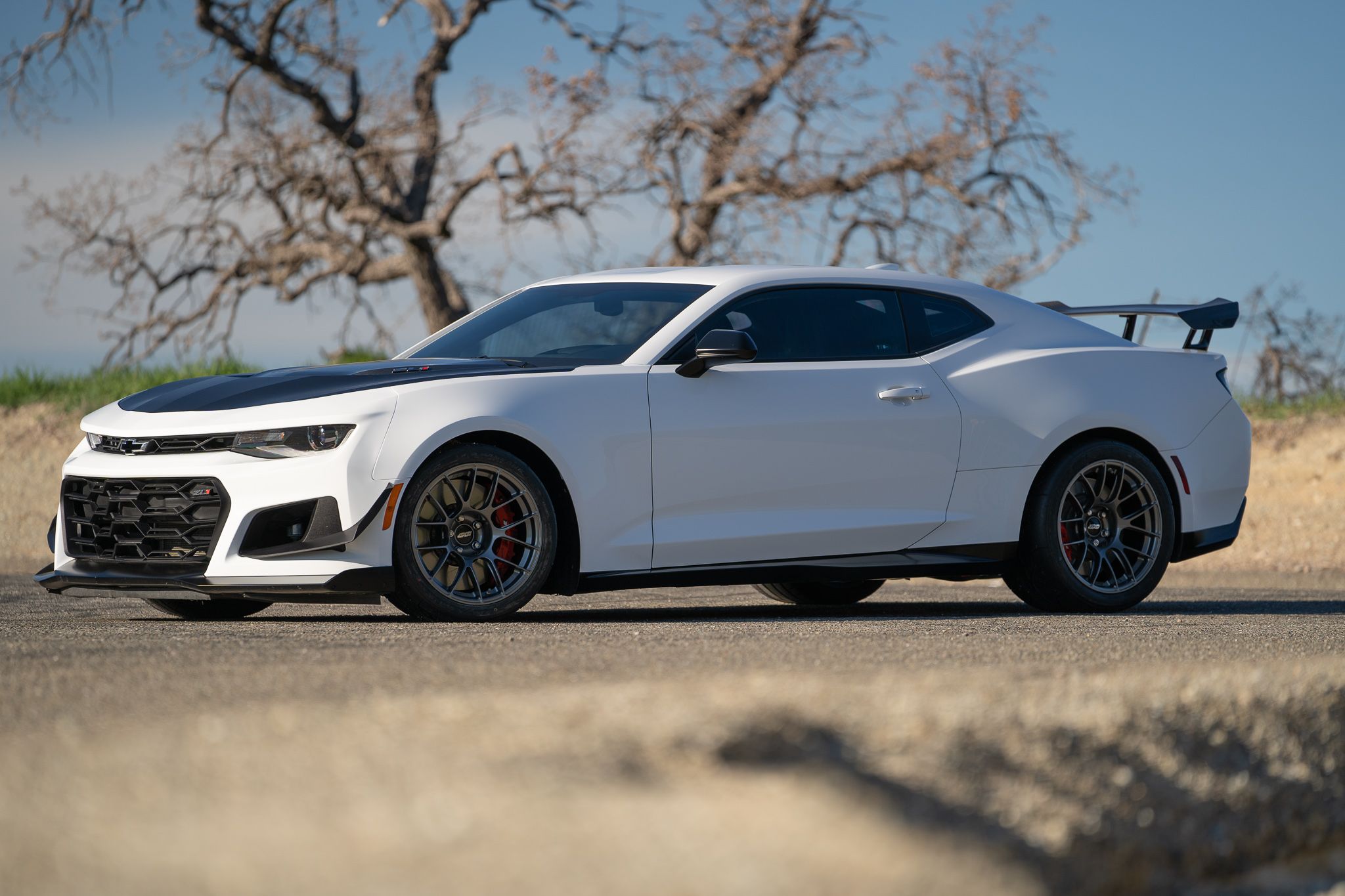 White Chevrolet 6th Gen Camaro ZL1 1LE with 18" EC-7RS Apex wheels in Anthracite