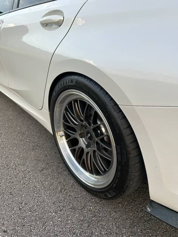 White BMW G20 Sedan 3 Series with 19" ML-10RT Apex wheels in Machined Lip Anthracite