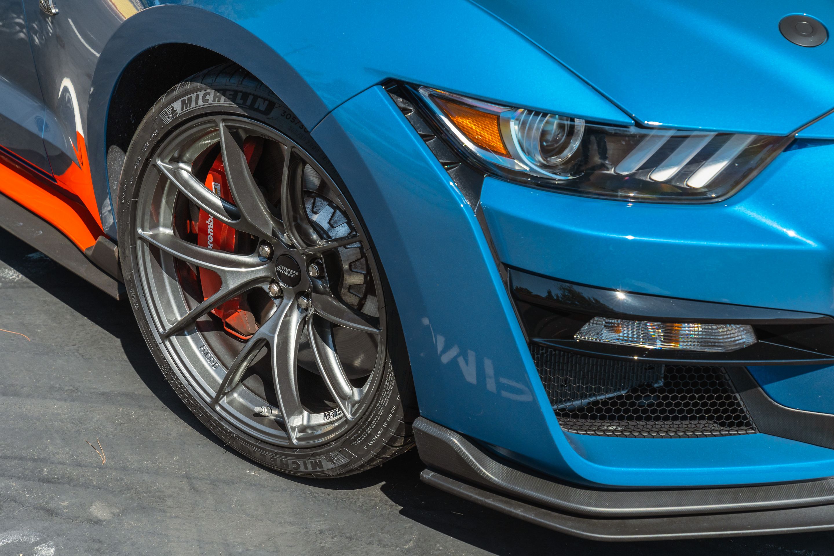 Blue Ford S550 Mustang GT500 with 20" VS-5RS Apex wheels in Anthracite