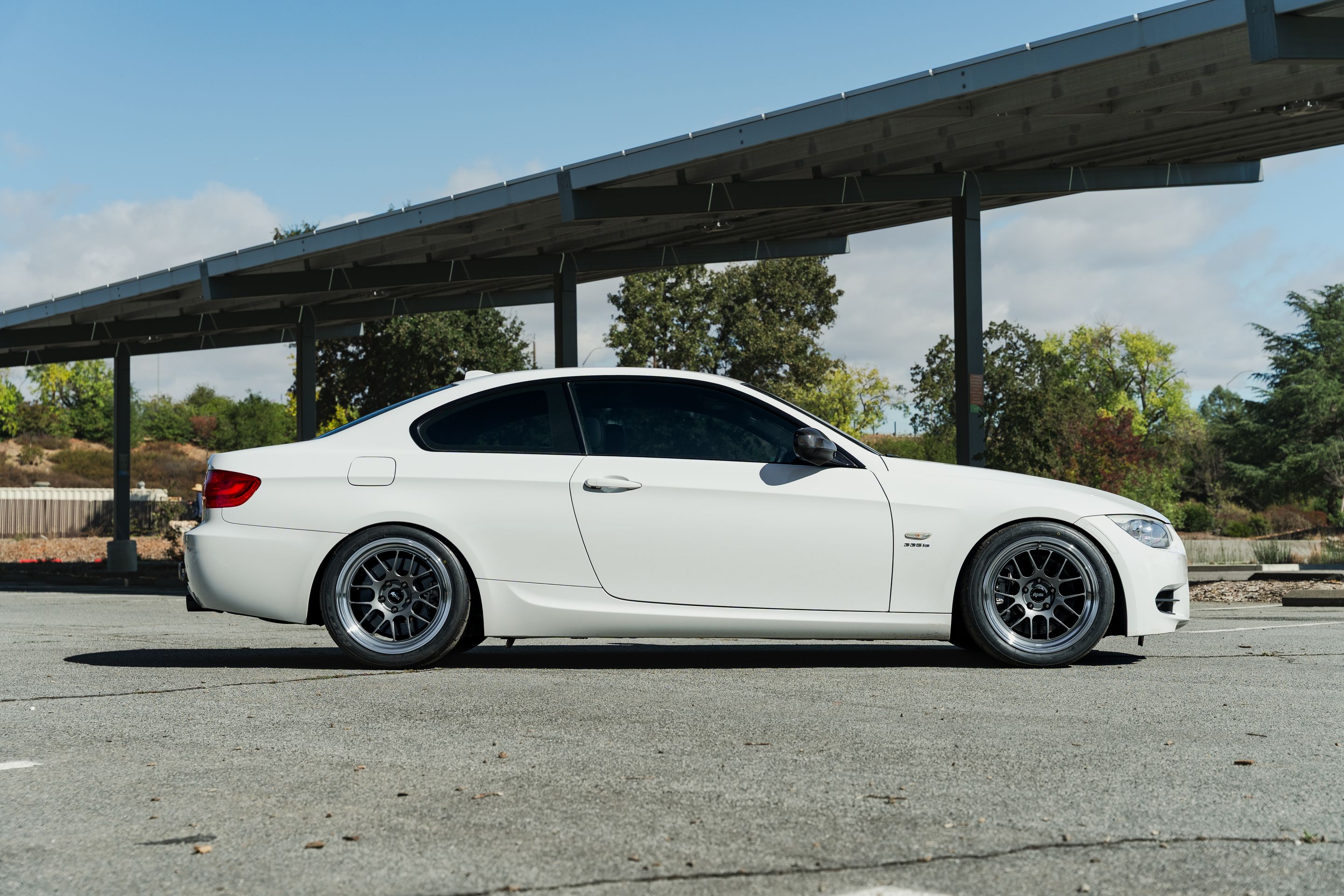 White BMW  3 Series with 18" ML-7RT Apex wheels in Machined Lip Anthracite