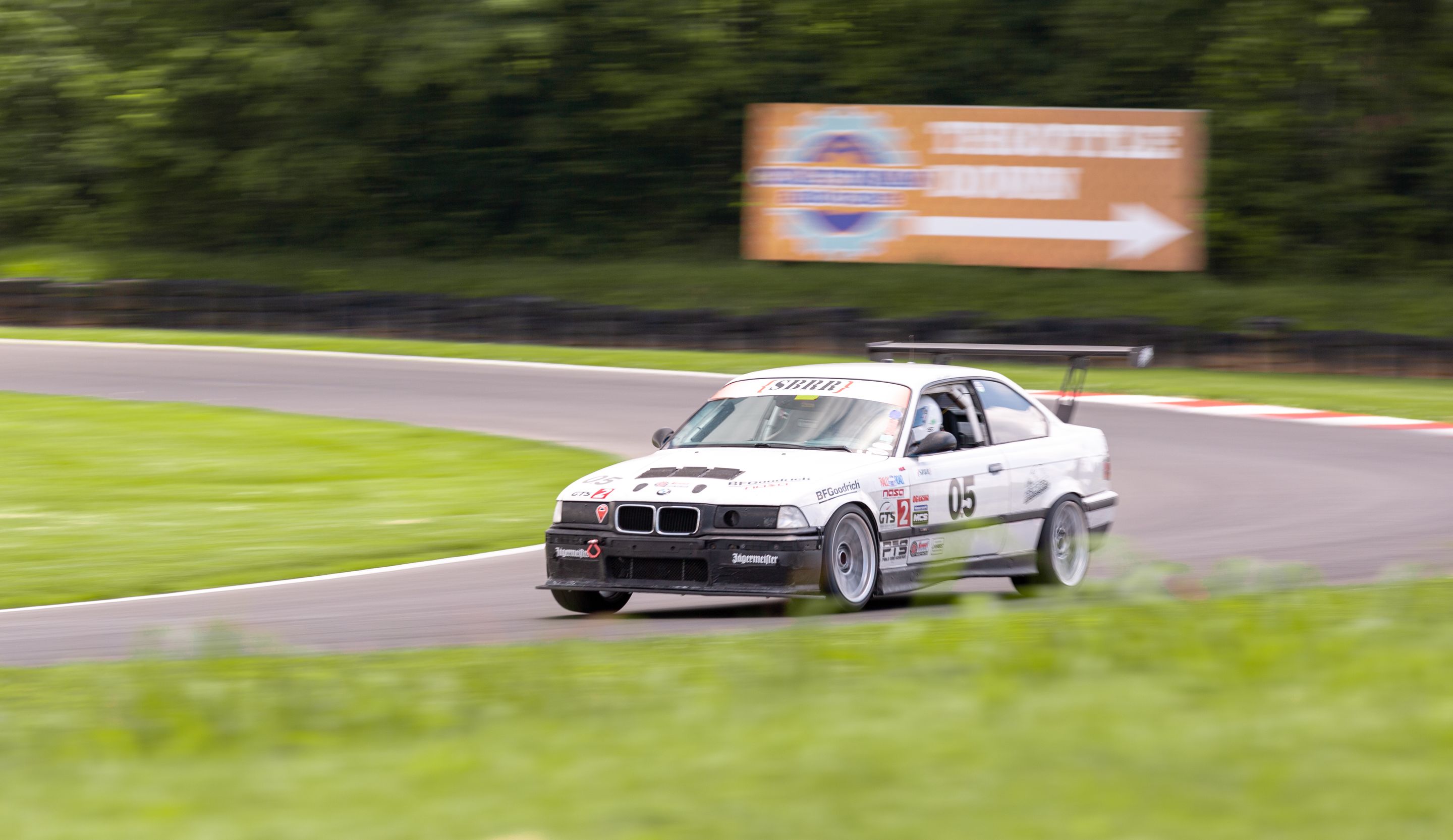 White BMW E36 M3 with 17" ARC-8 Apex wheels in Hyper Silver