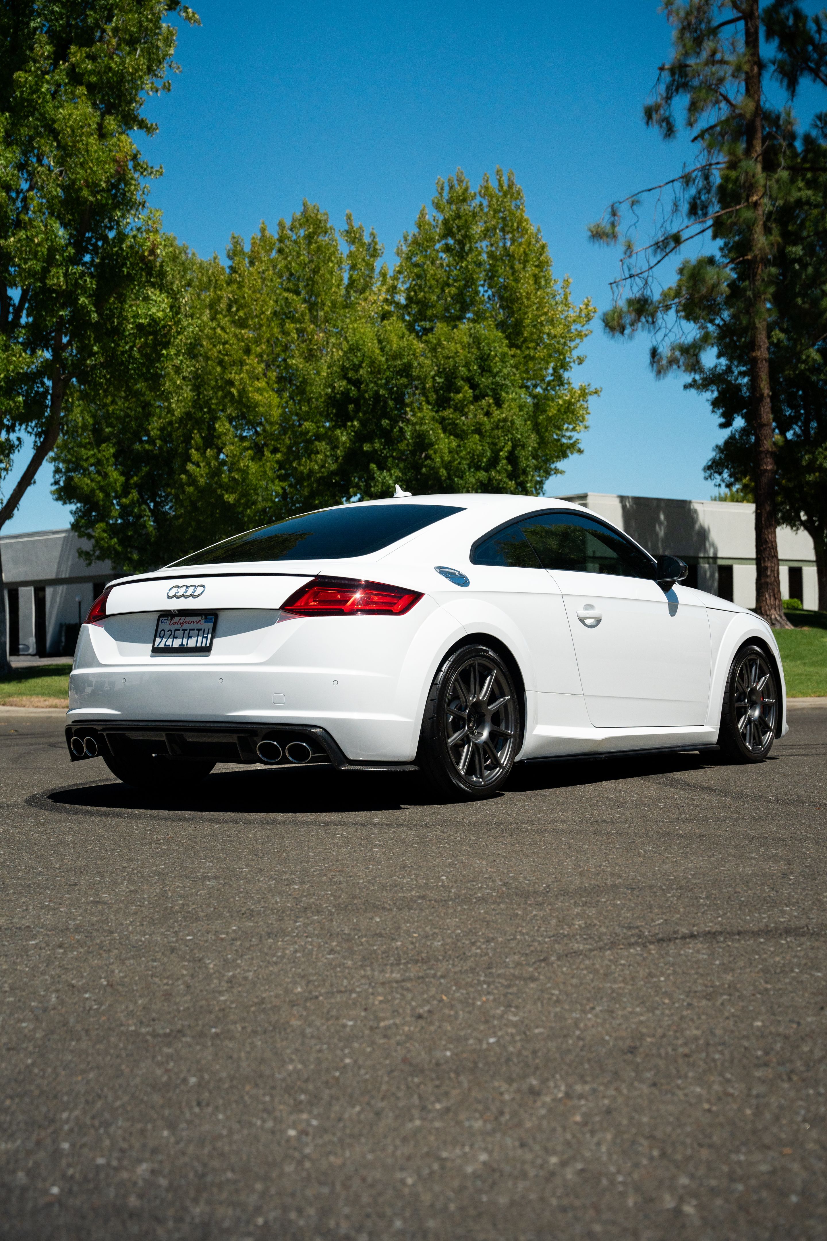 White Audi 8S TTS with 18" SM-10 Apex wheels in Anthracite
