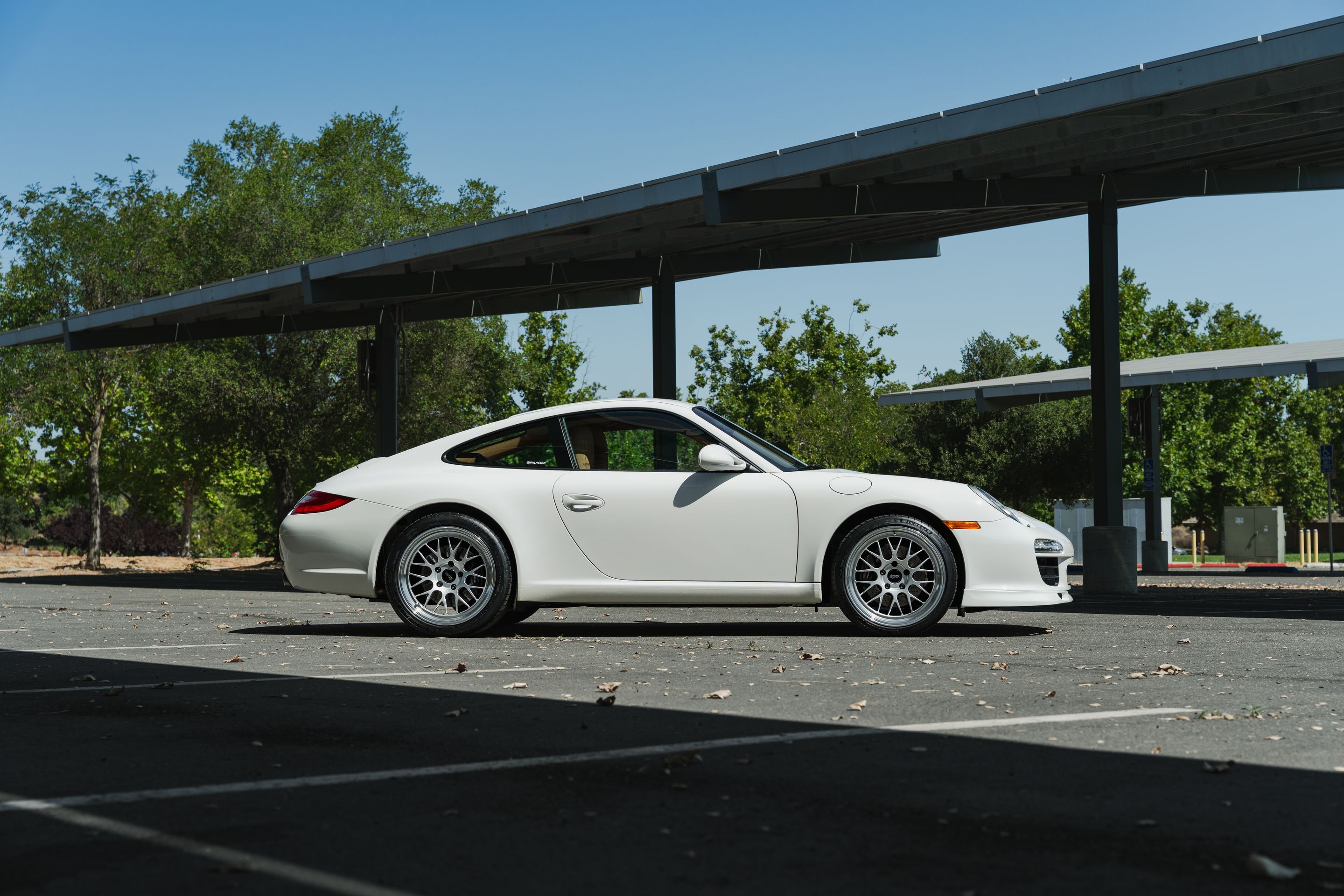 White Porsche 911 997 Carrera with 19" ML-10RT Apex wheels in Machined Lip Race Silver