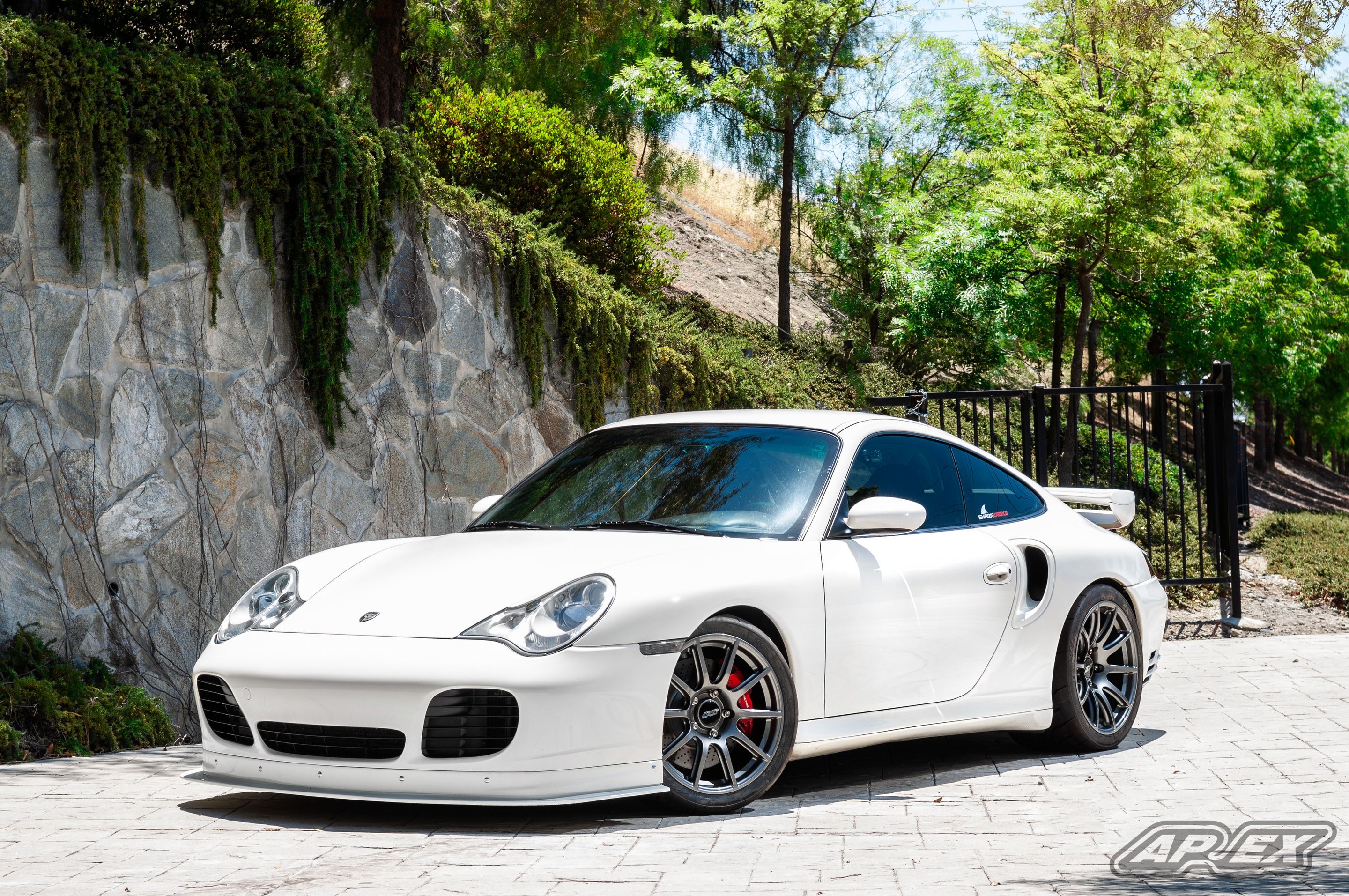 White Porsche 911 996 Turbo with 18" SM-10 Apex wheels in Anthracite