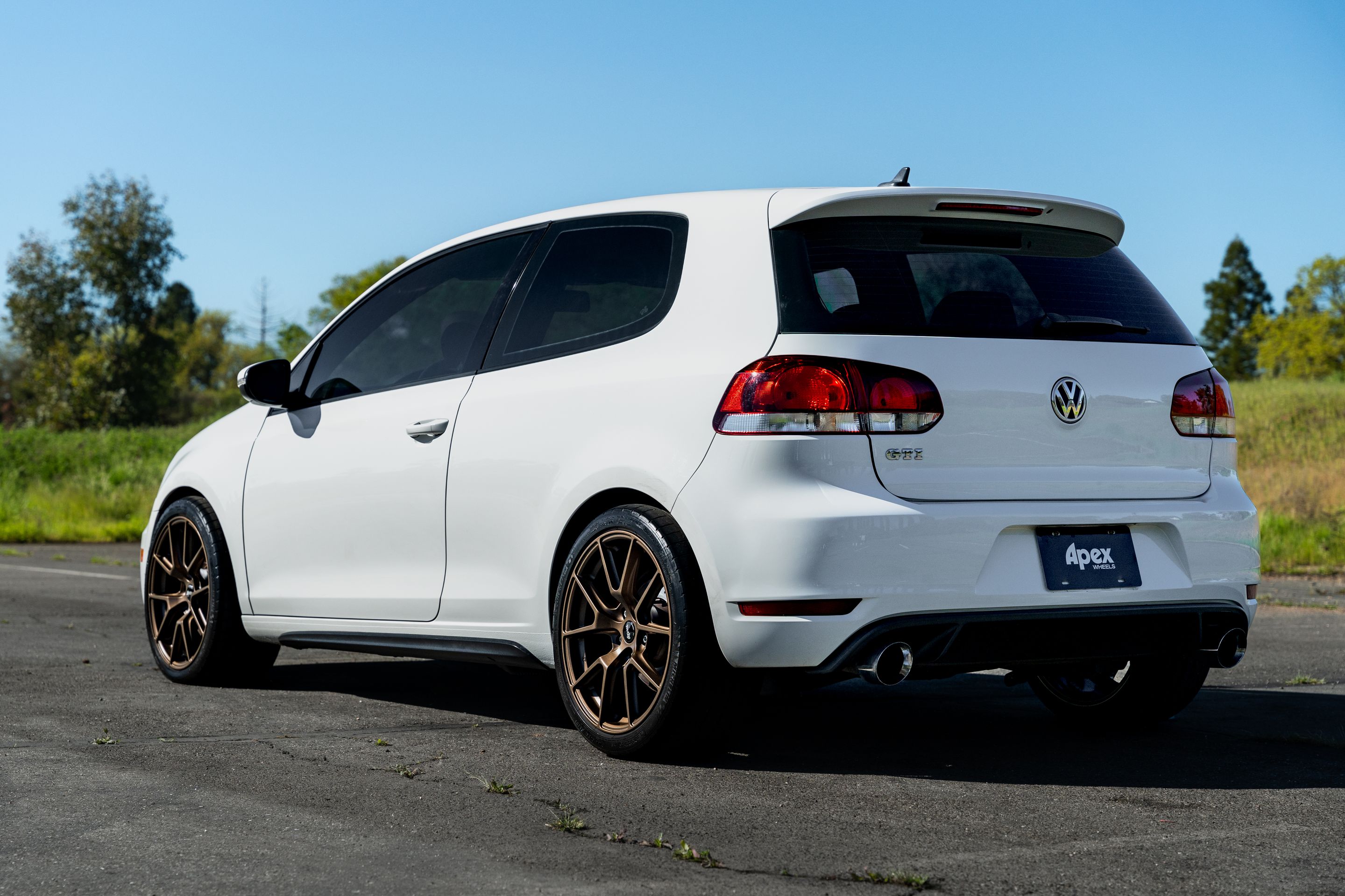 White VW MK6 GTI with 18" VS-5 Apex wheels in Satin Bronze