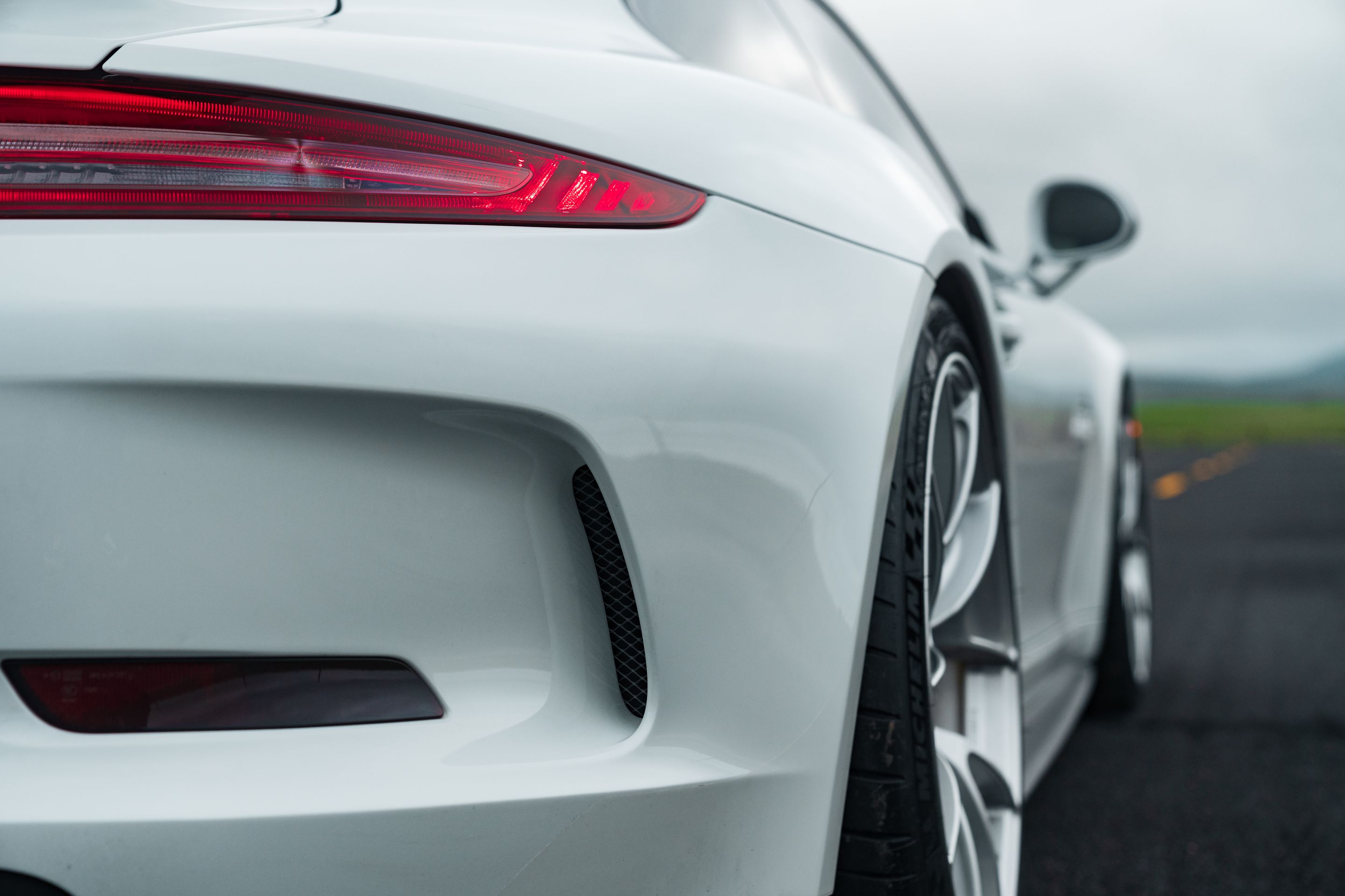 White Porsche 911 991.1 GT3 with 20" VS-5RS Apex wheels in Brushed Clear