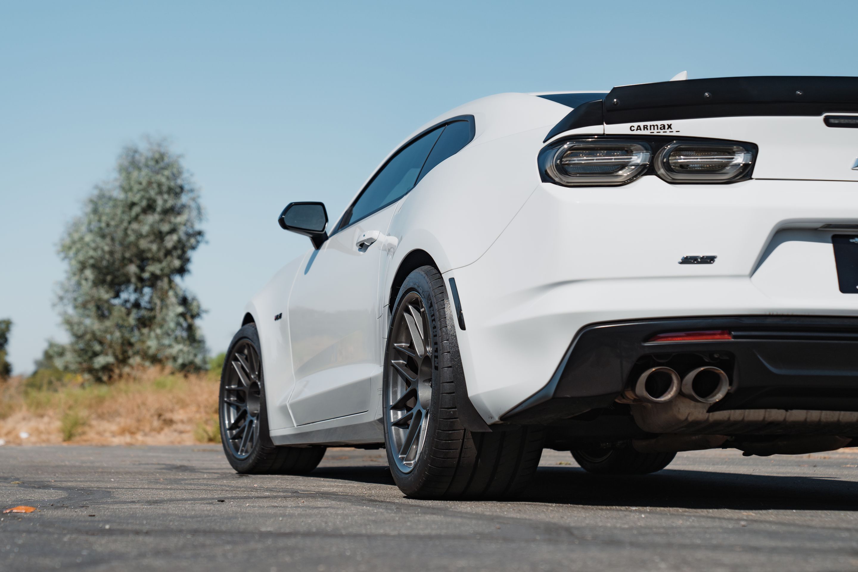 White Chevrolet 6th Gen Camaro SS 1LE with 19" ARC-8 Apex wheels in Anthracite