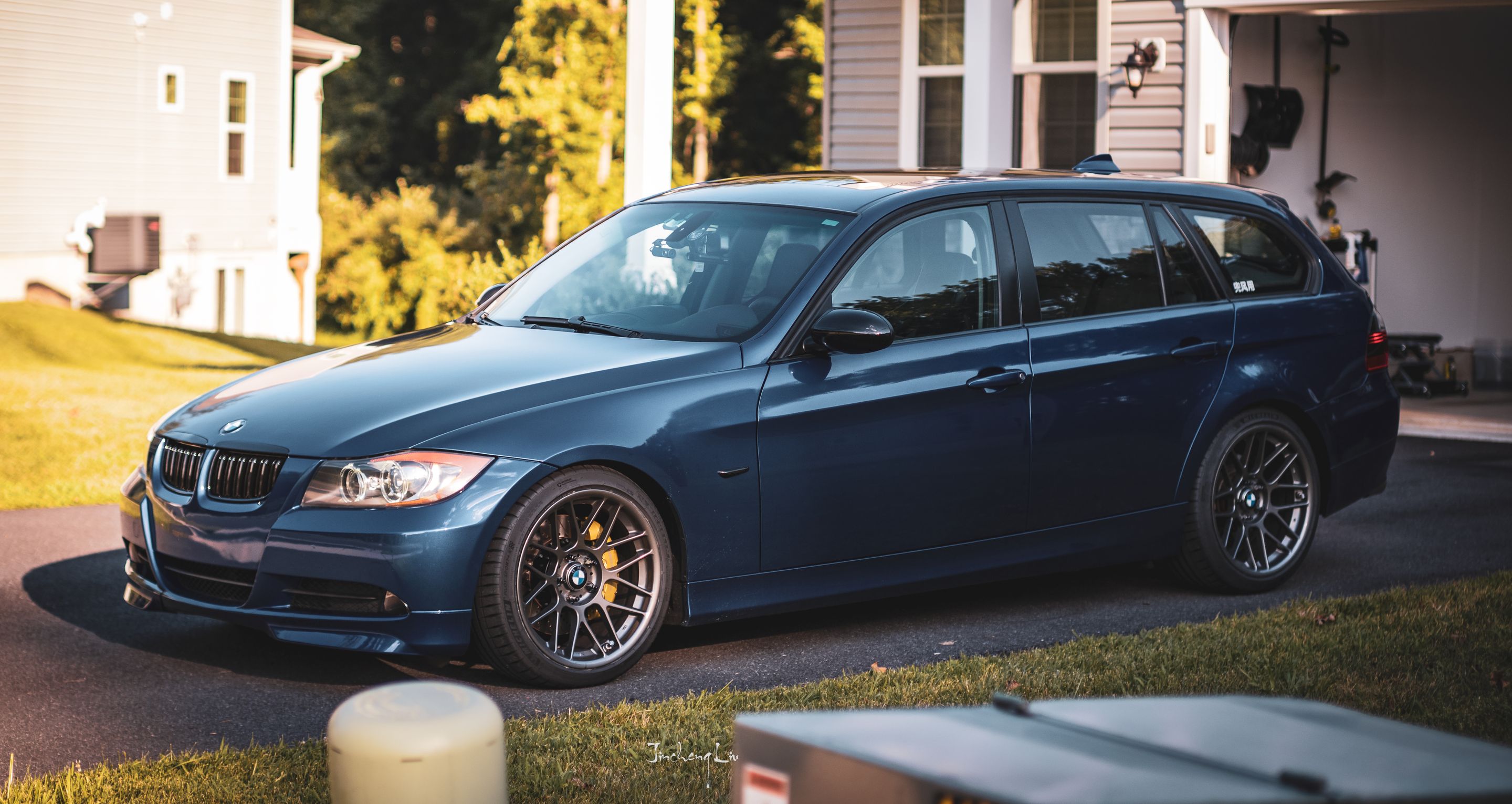Blue BMW E91 Wagon 3 Series with 18" ARC-8 Apex wheels in Anthracite