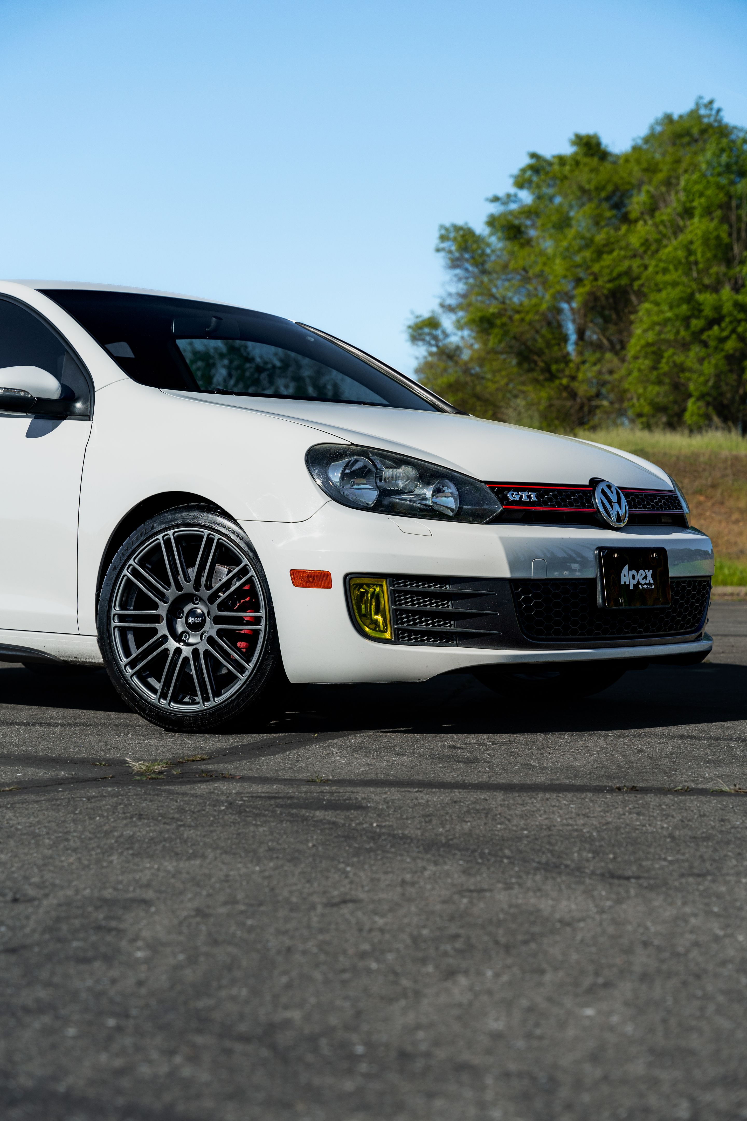 White VW MK6 GTI with 18" TC-10RT Apex wheels in Anthracite
