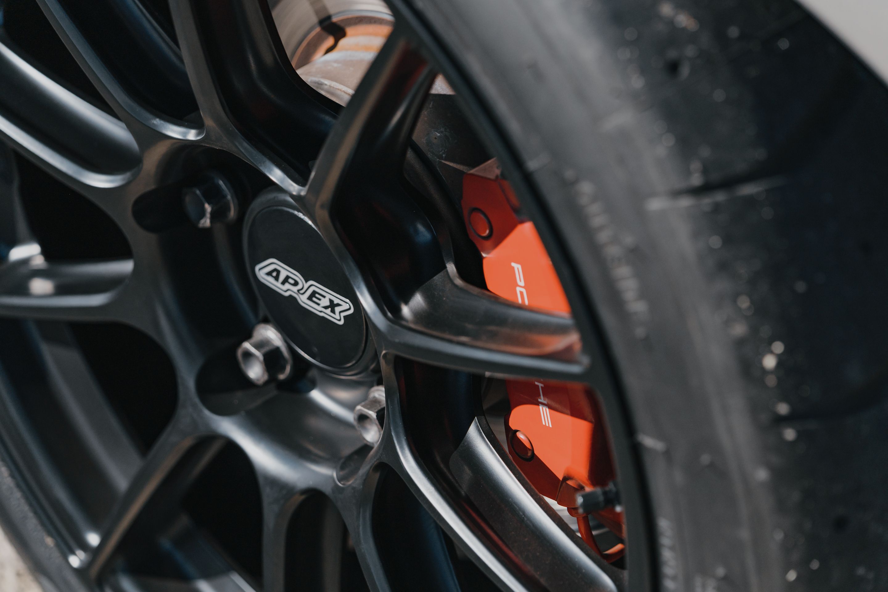 Silver Porsche 987 Cayman R with 18" SM-10RS Apex wheels in Satin Black