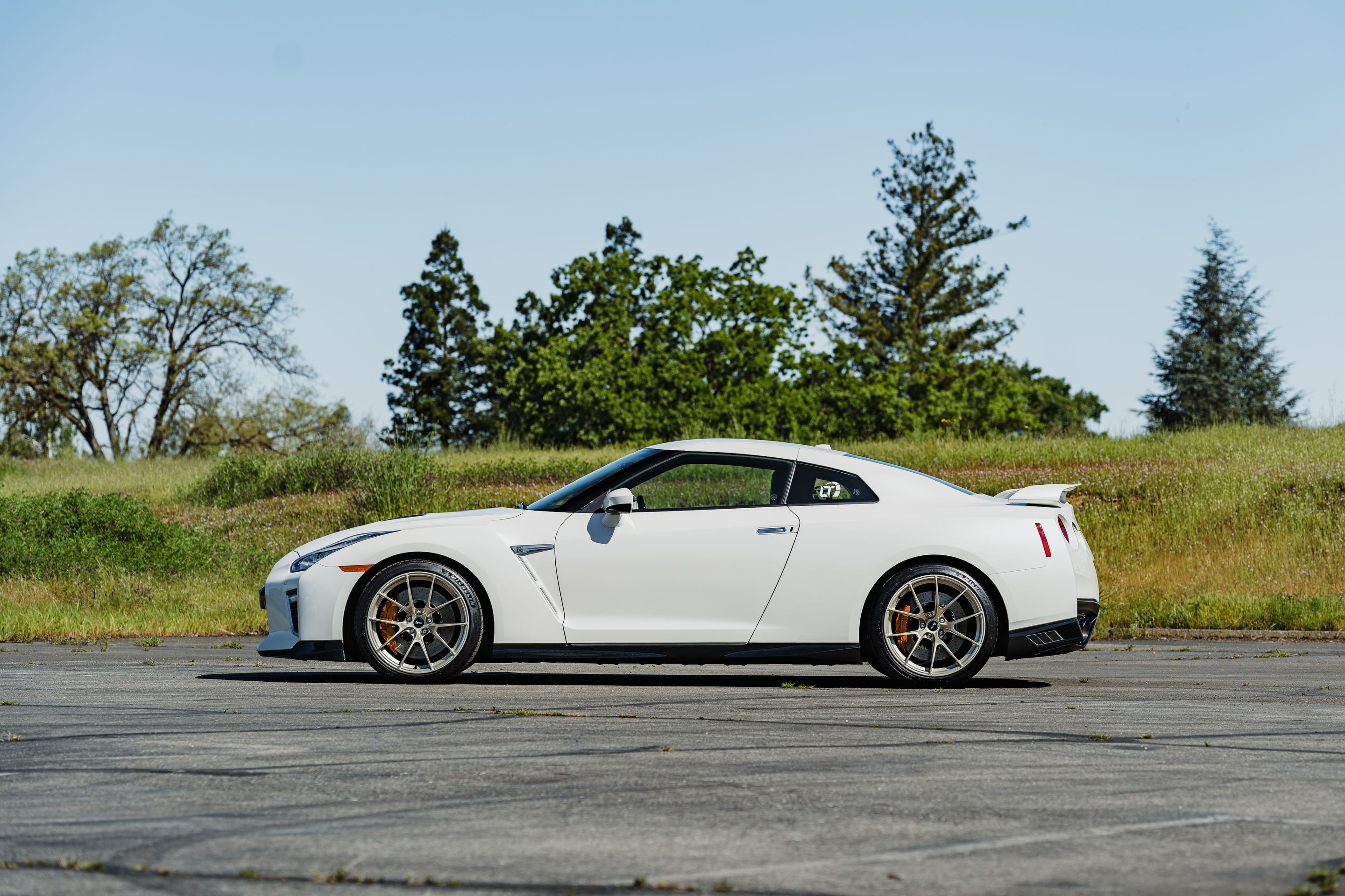 White Nissan R35 GT-R Base with 20" VS-5RS Apex wheels in Motorsport Gold
