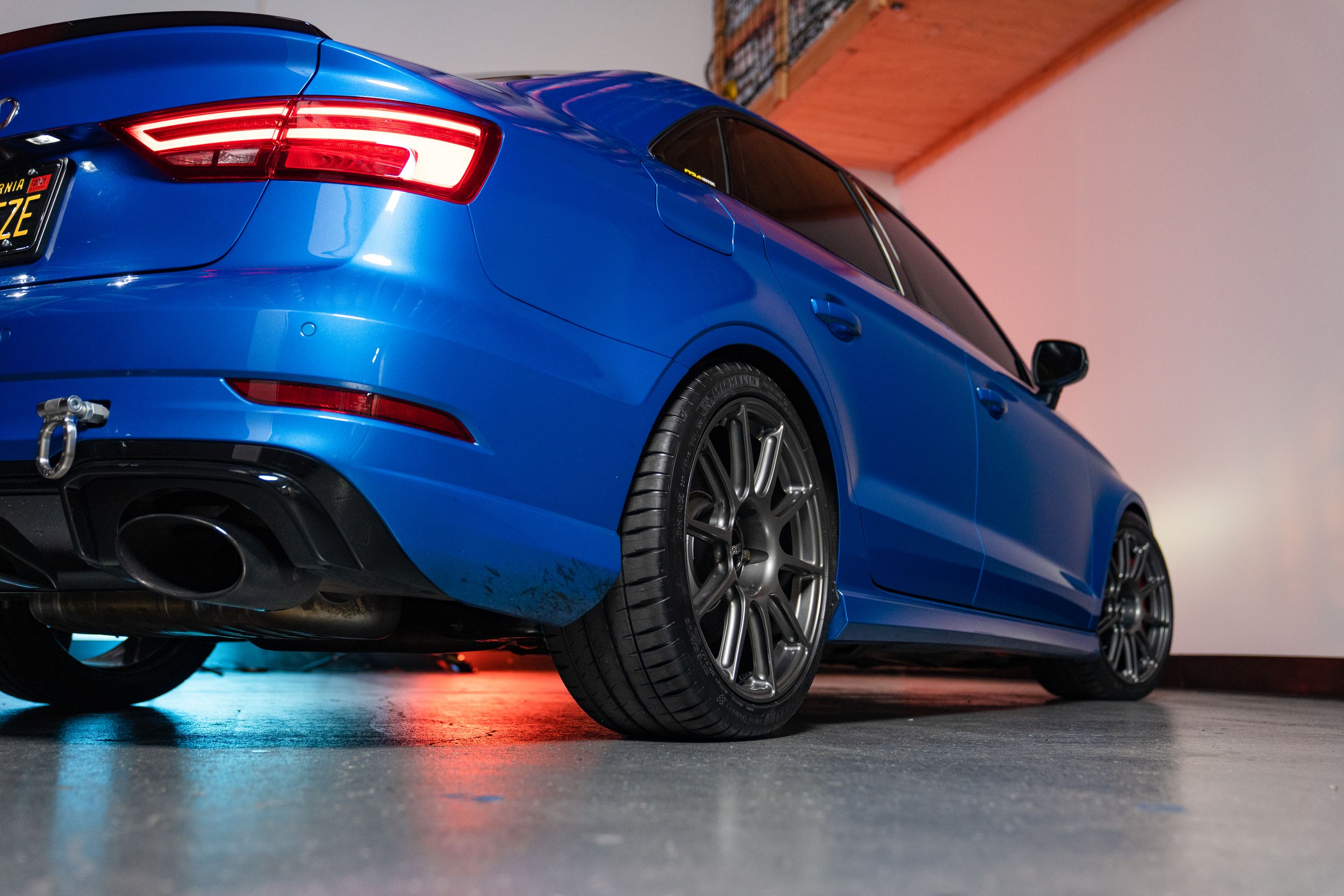 Blue Audi 8V RS 3 with 18" SM-10 Apex wheels in Anthracite
