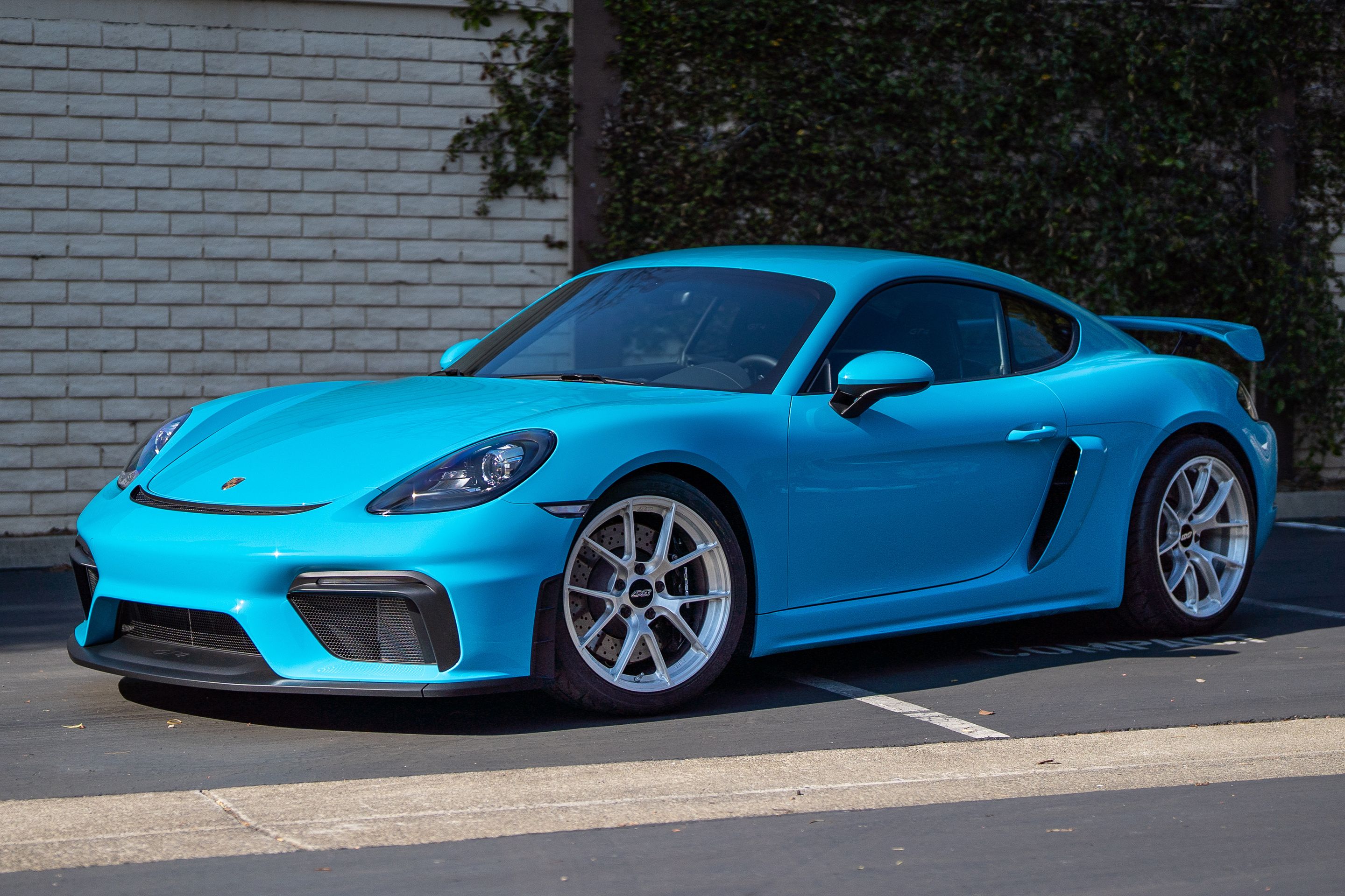 Blue Porsche 718 Cayman GT4 with 19" VS-5RS Apex wheels in Brushed Clear