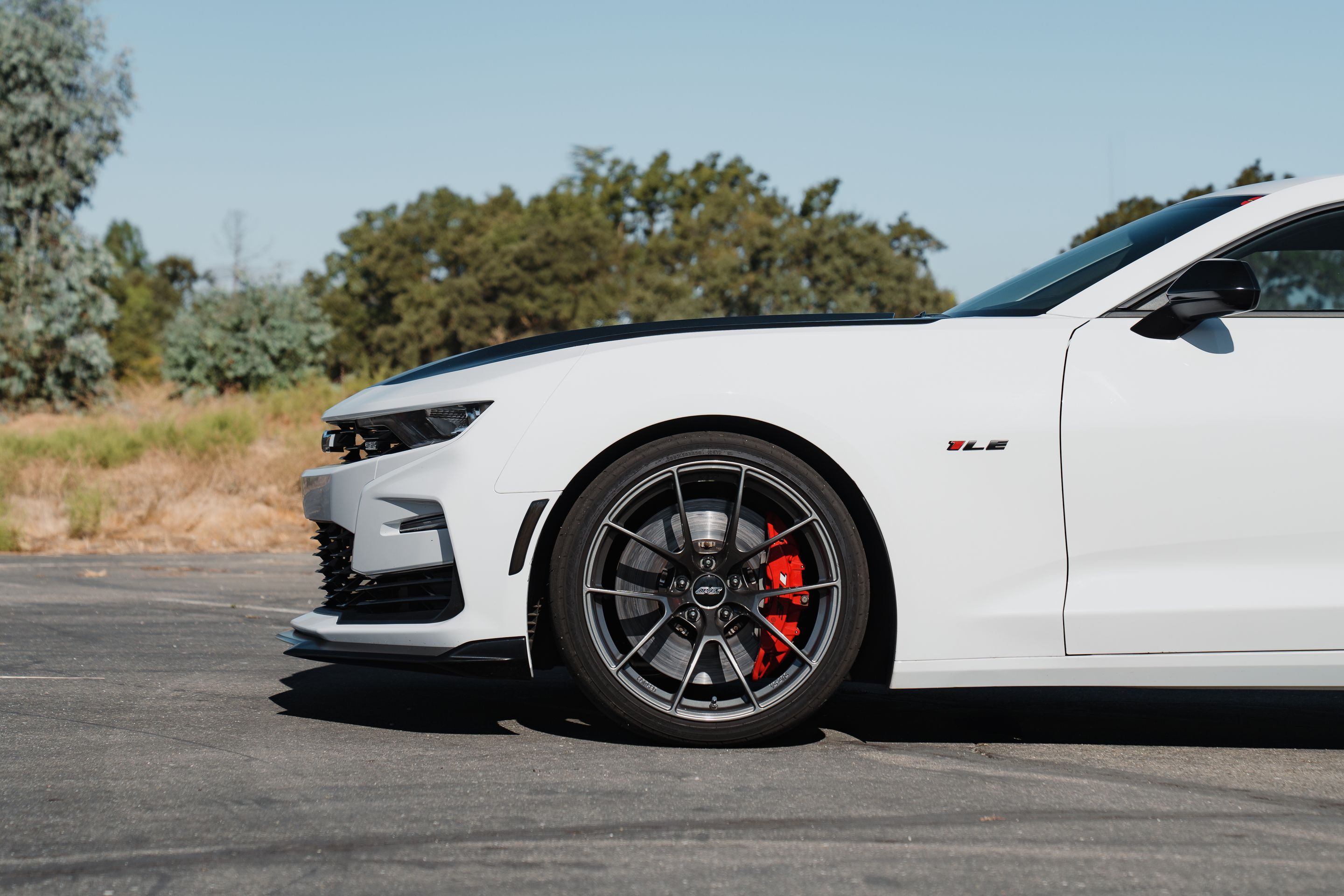 White Chevrolet 6th Gen Camaro SS 1LE with 20" VS-5RS Apex wheels in Anthracite