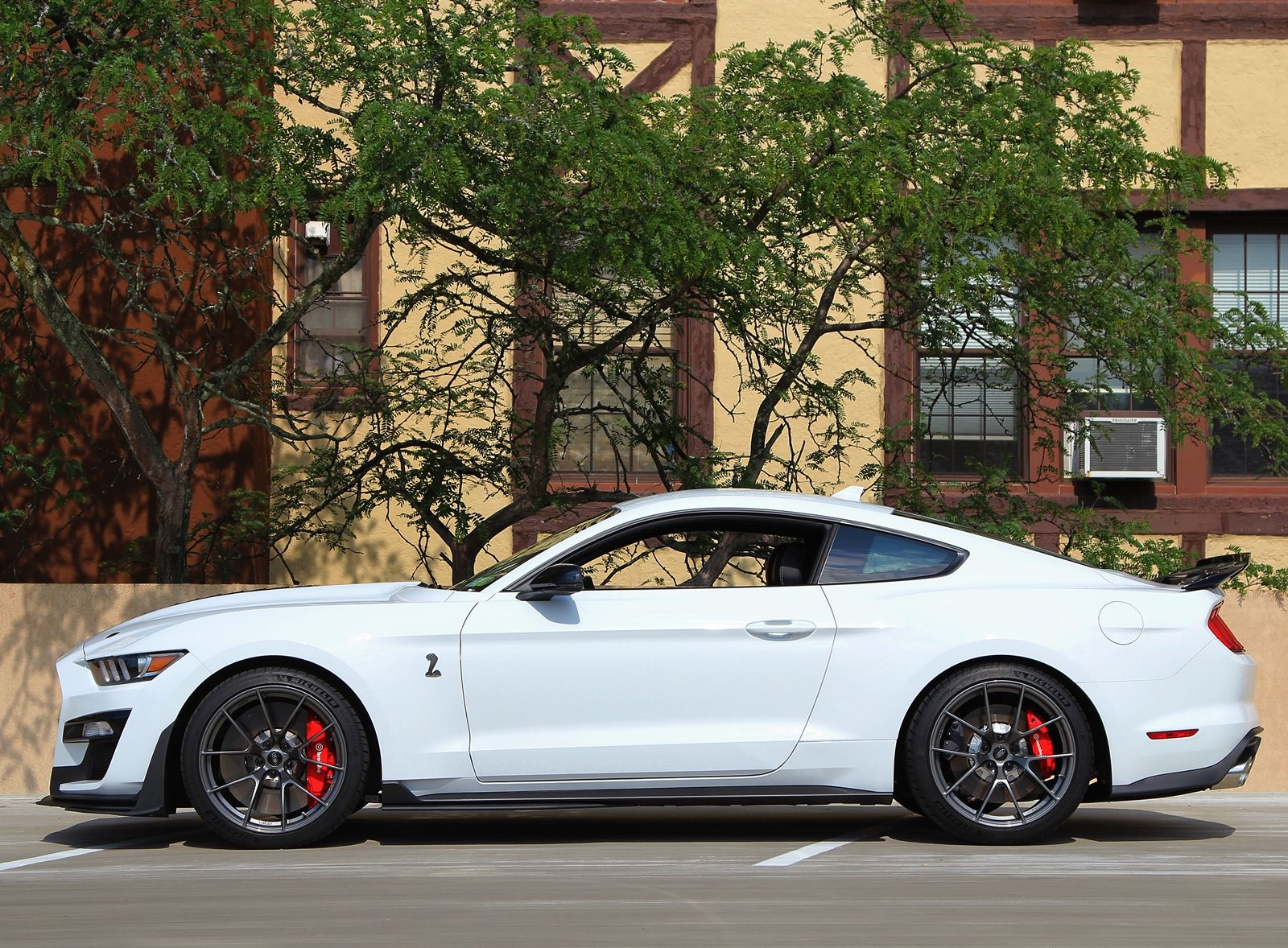 White Ford S550 Mustang GT500 with 20" VS-5RS Apex wheels in Anthracite