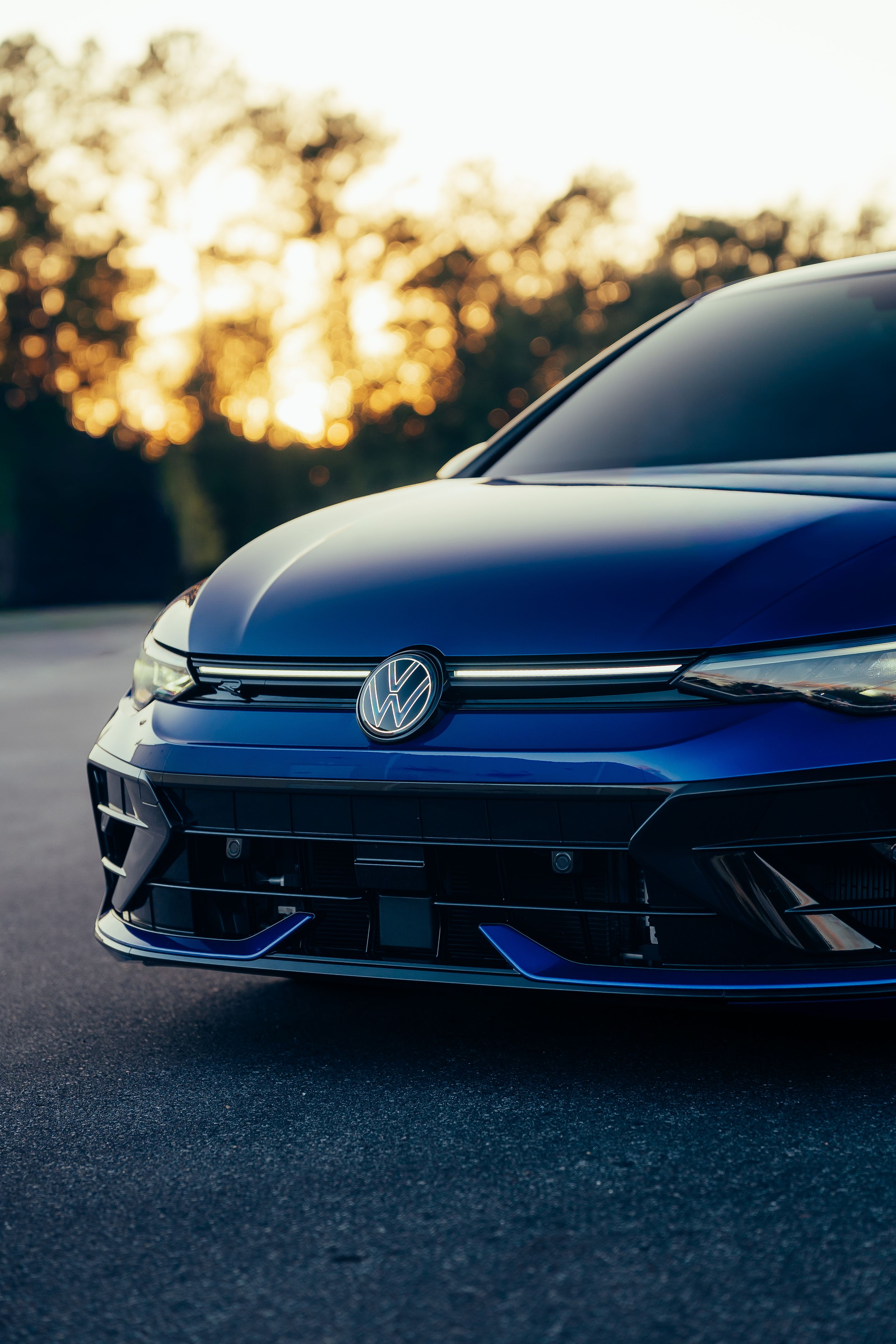 Blue VW MK8 Golf R with 18" VS-5RS Apex wheels in Motorsport Gold