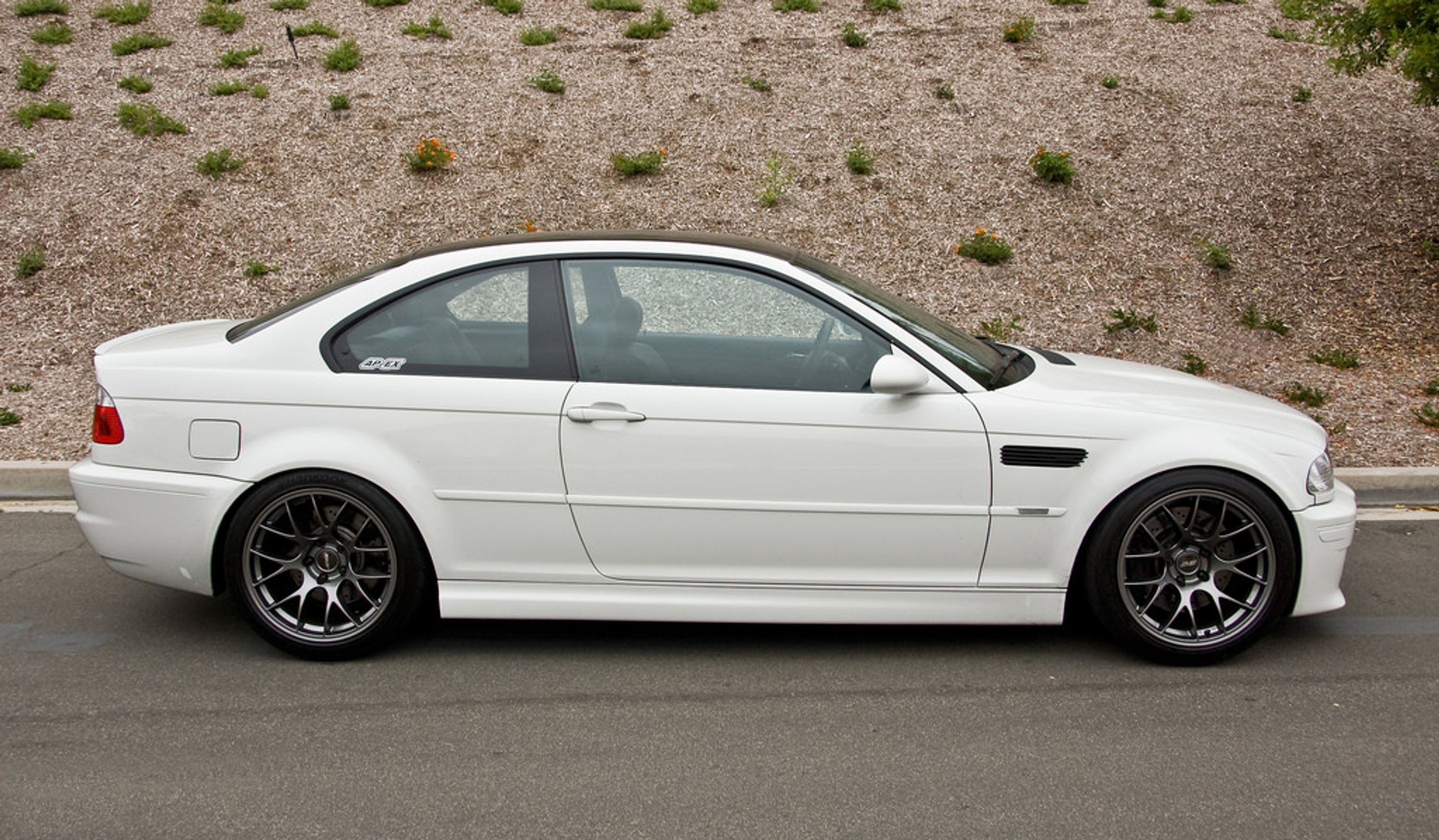 White BMW E46 M3 with 18" EC-7 Apex wheels in Anthracite