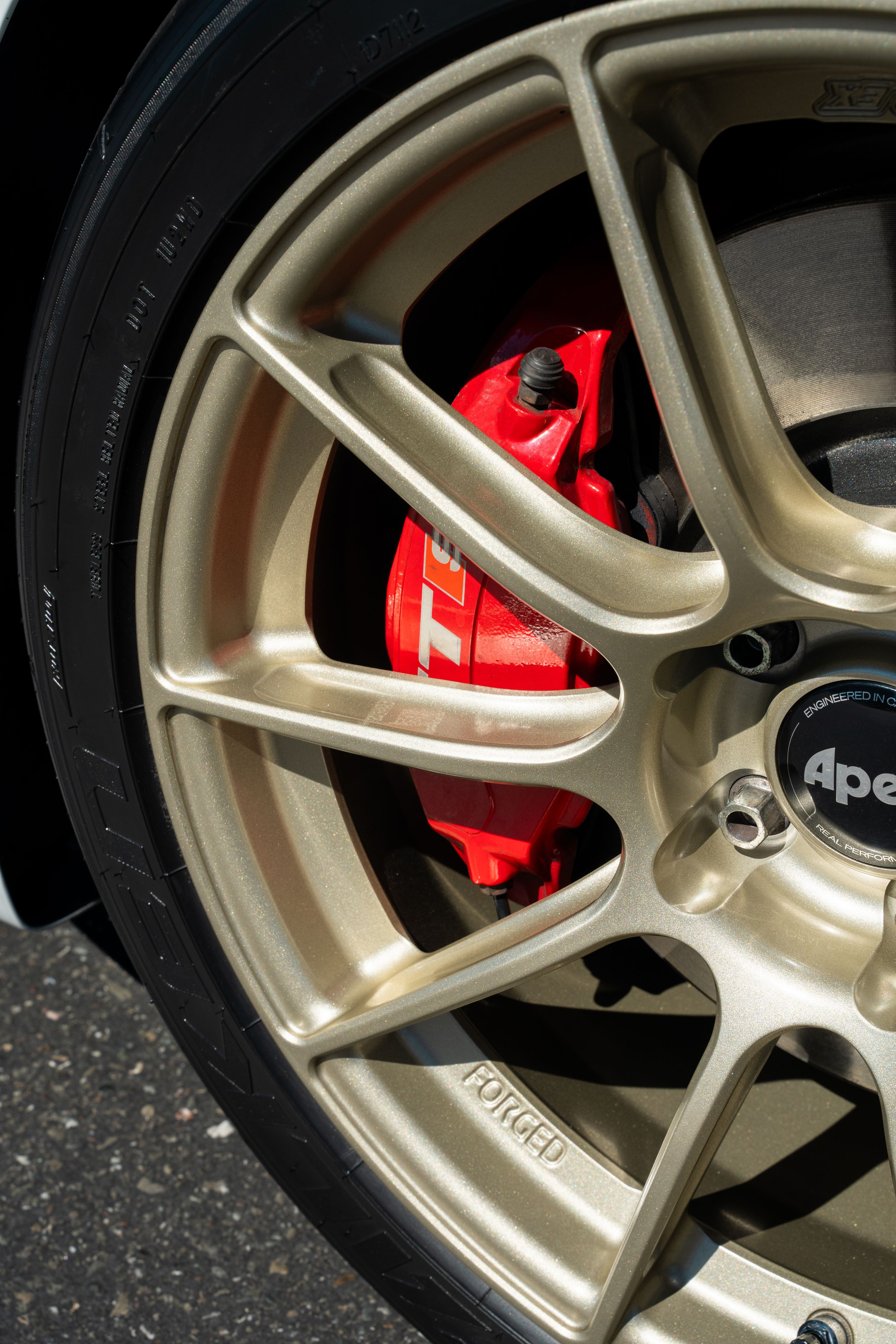 White Audi 8S TTS with 18" SM-10RS Apex wheels in Motorsport Gold