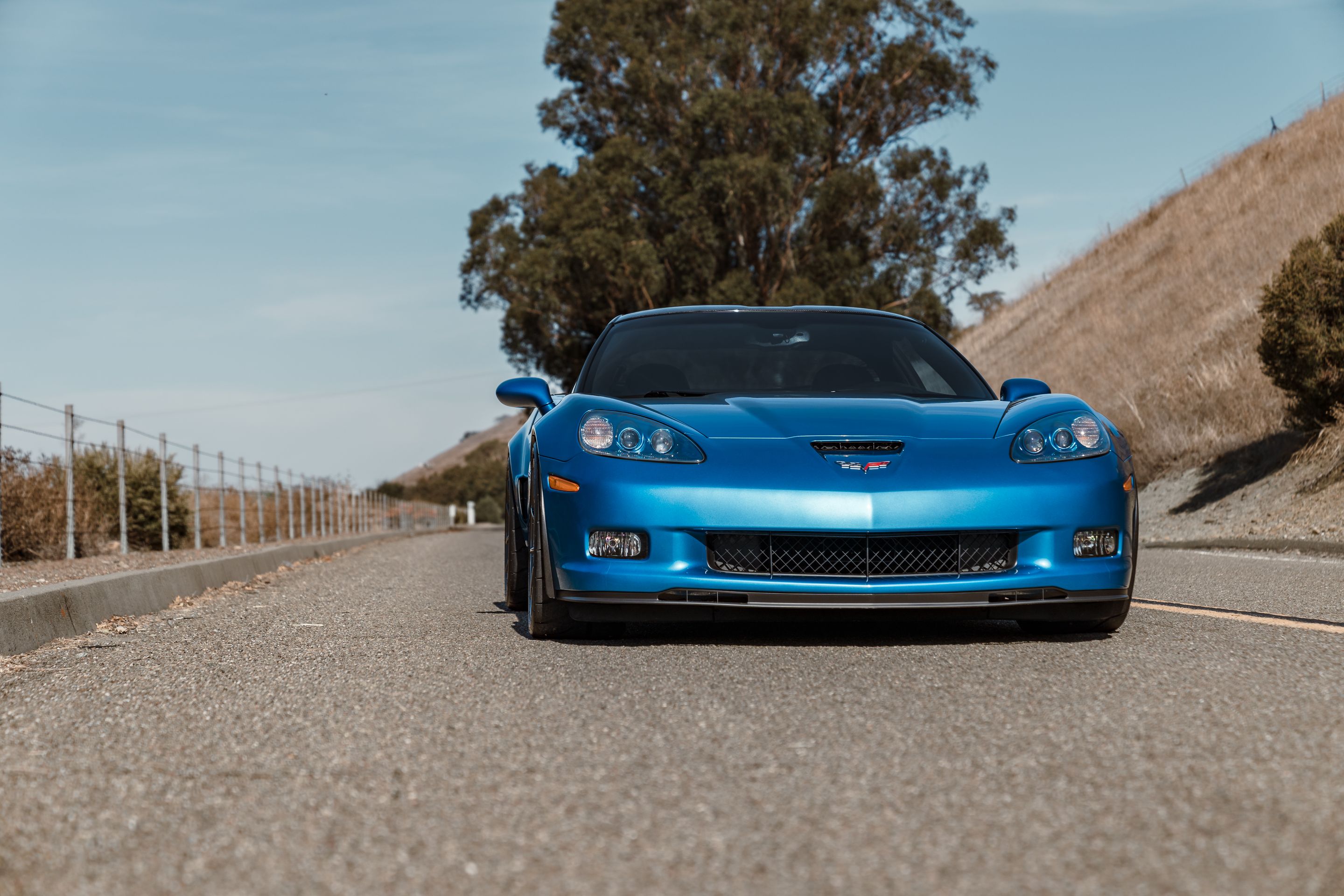 Blue Chevrolet C6 Corvette Z06 with 19" VS-5RS Apex wheels in Anthracite