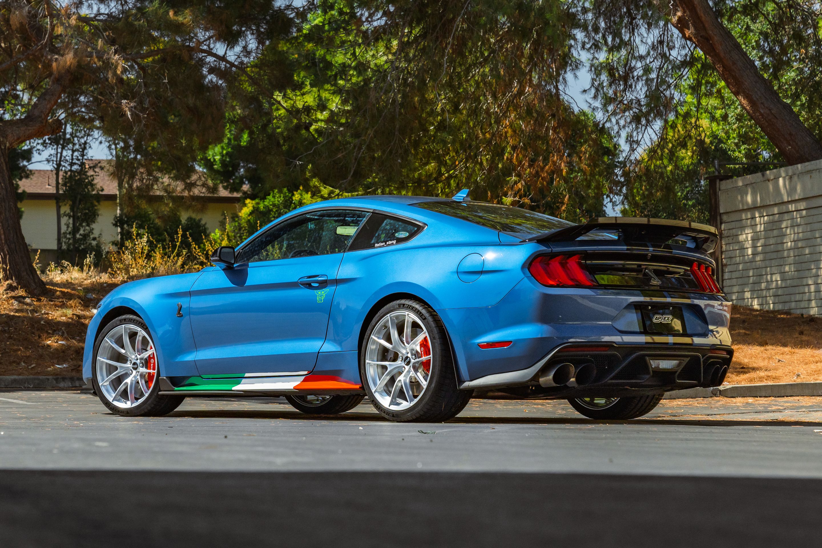 Blue Ford S550 Mustang GT500 with 20" VS-5RS Apex wheels in Brushed Clear