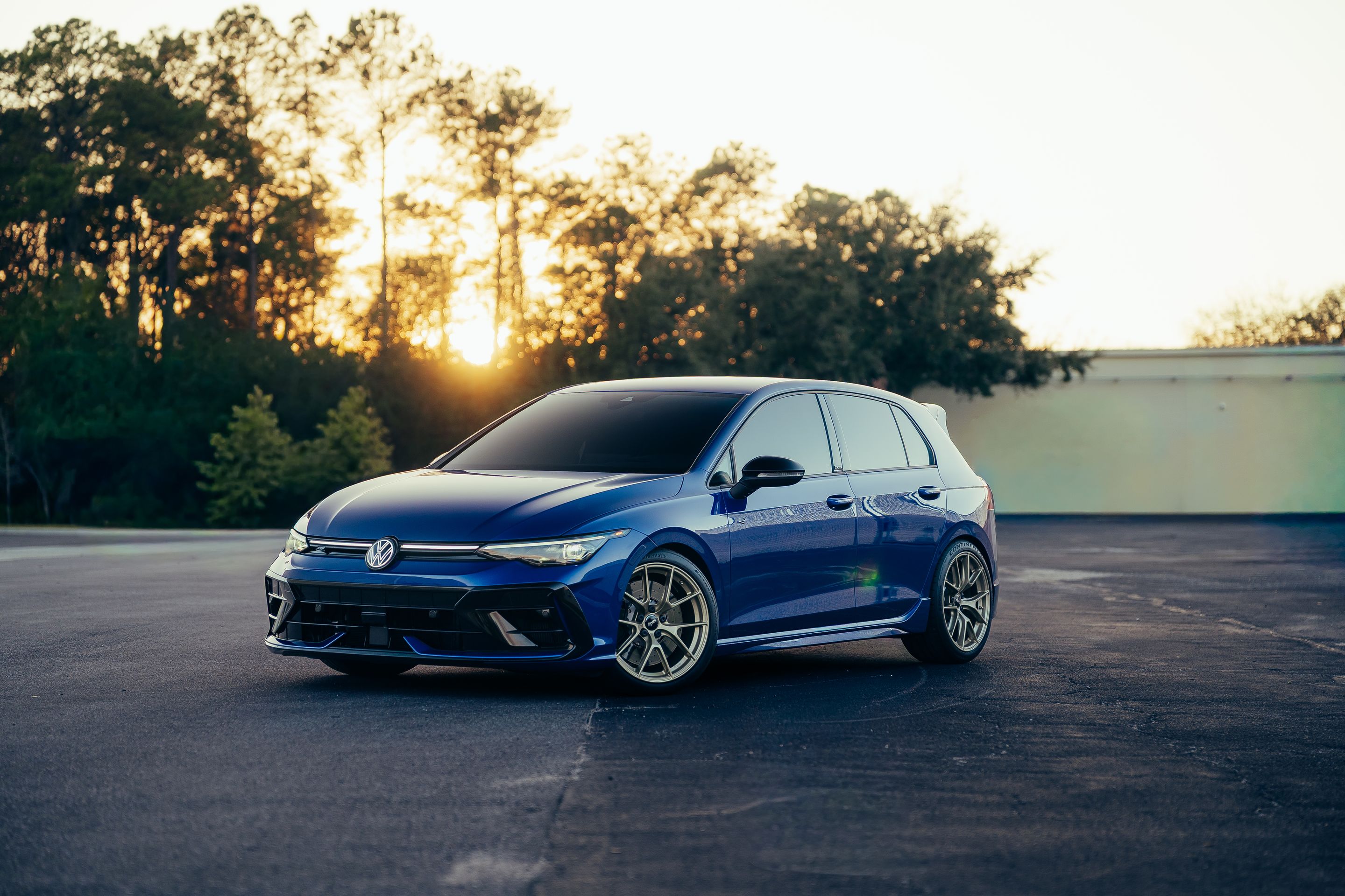 Blue VW MK8 Golf R with 18" VS-5RS Apex wheels in Motorsport Gold